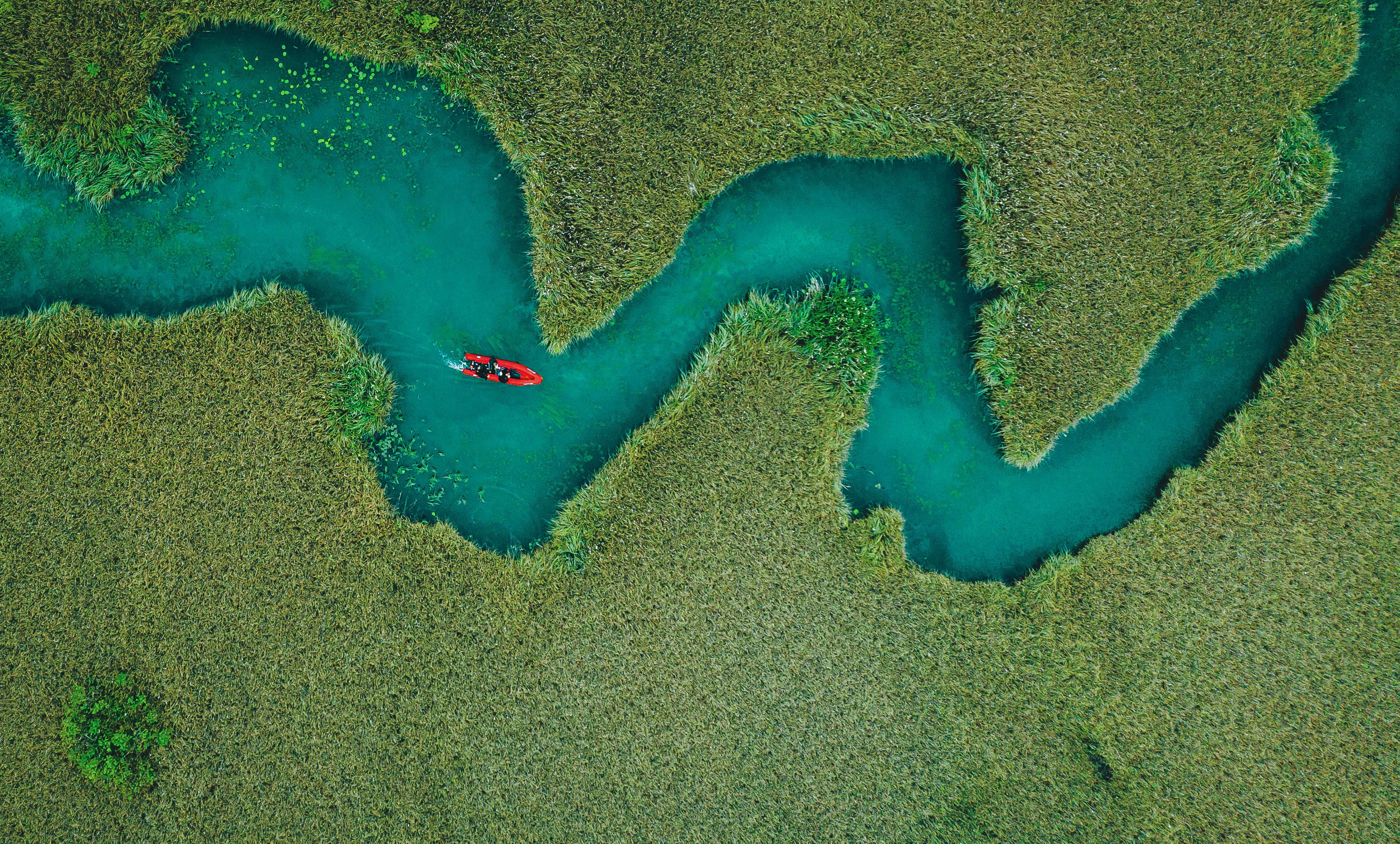 Der Faaker See in Kärnten. Ein idyllisches Naturbild, das nicht überall zu sehen ist. Denn wir leben auf zu großem Fuß.&nbsp;2022 hat die Menschheit die Ressourcen von 1,8 Erden verbraucht.