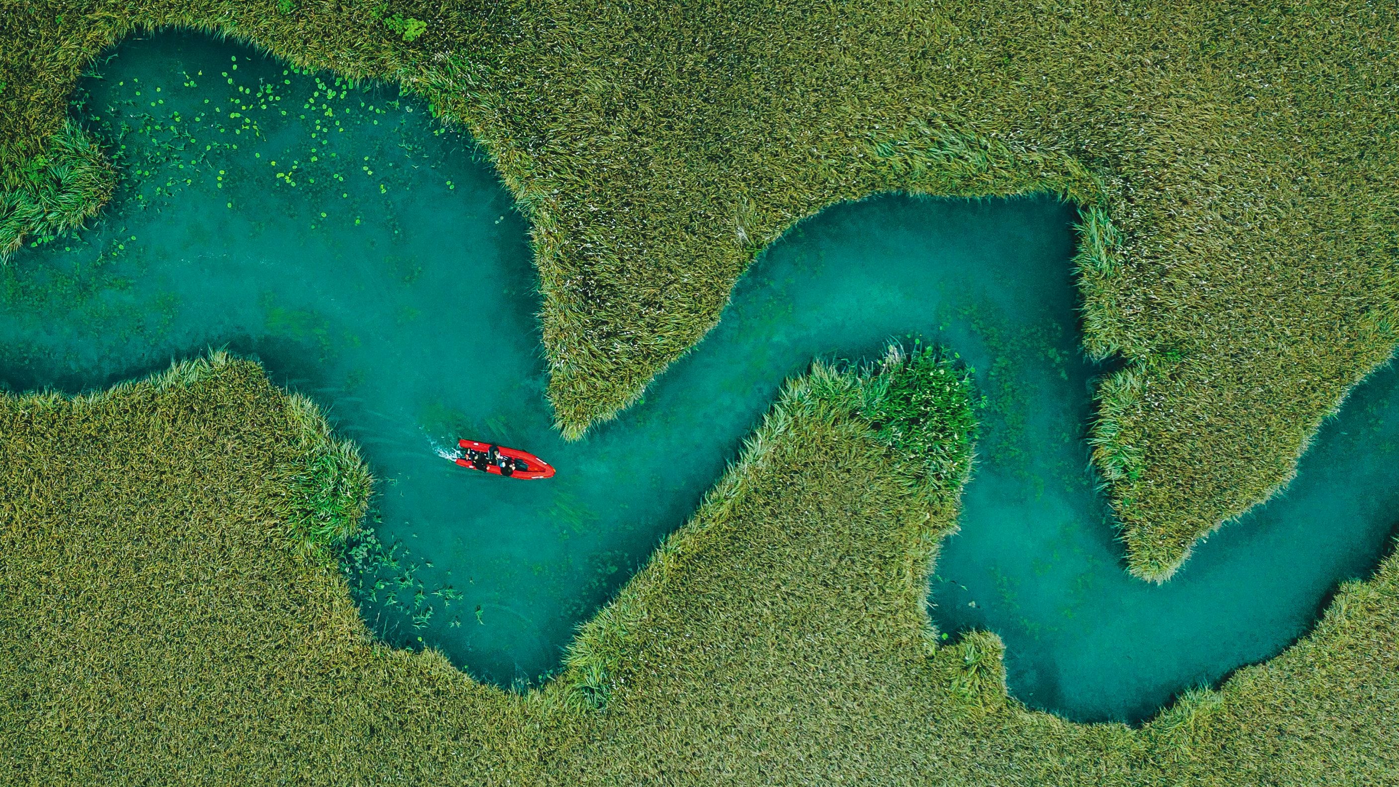 Download von www.picturedesk.com am 30.03.2022 (14:42).  THEMENBILD - ein Boot am Schilf Mäander am Faaker See, aufgenommen am 16. Juni 2020 in Faak am See, Oesterreich // a Boat in the Reed Meander at the Faaker See in Faak am See, Austria on 2020/06/16. EXPA Pictures © 2020, PhotoCredit: EXPA/ JFK - 20200623_PD2053 - Rechteinfo: Rights Managed (RM)