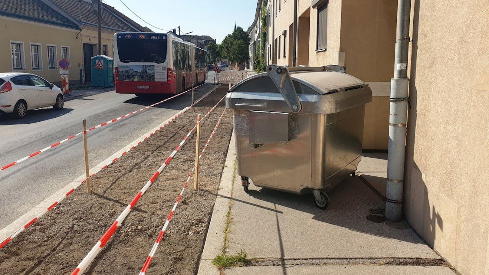 Müll kann in der Anton-Böck-Gasse nicht mehr auf die Straße gebracht werden.