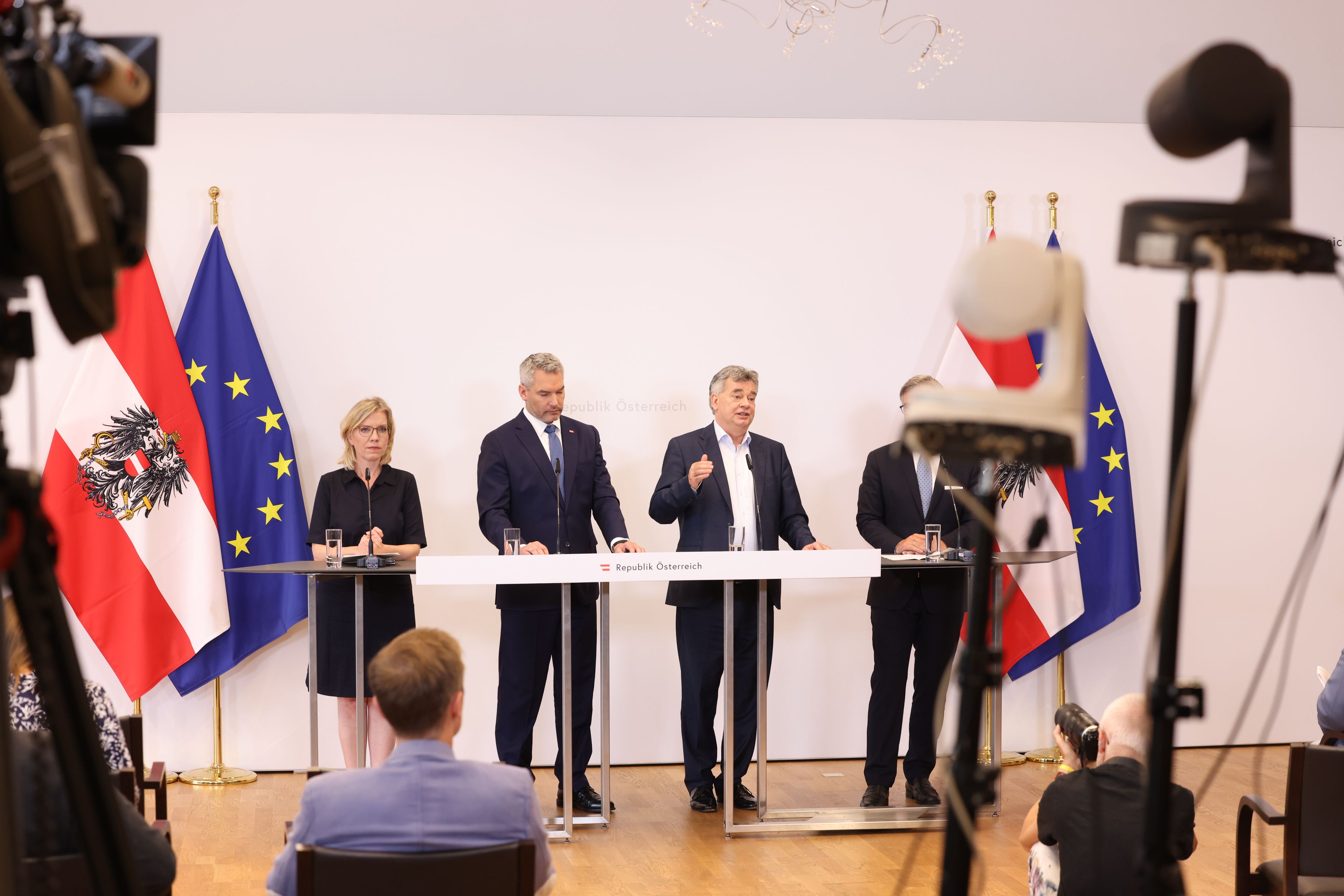 Pressekonferenz nach dem Ministerrat im Zeichen der hohen Energie-Preise. Nehammer erwähnte zu Beginn mit keinem Wort das Ende der Corona-Quarantäne