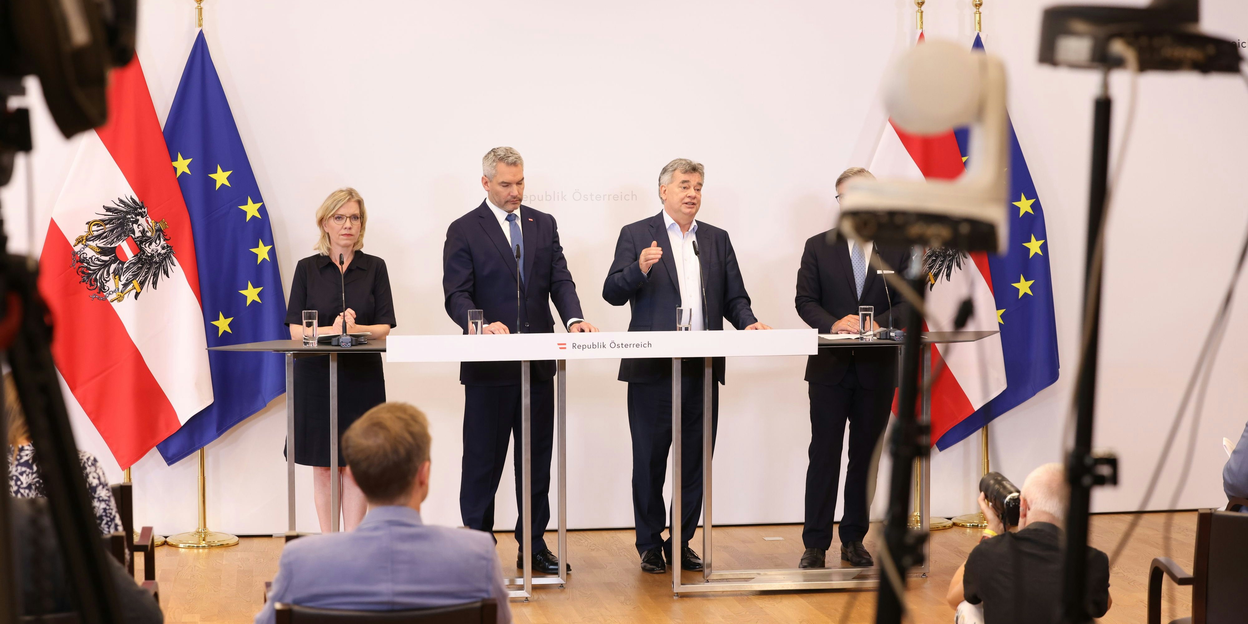 Pressekonferenz nach dem Ministerrat im Zeichen der hohen Energie-Preise. Nehammer erwähnte anfangs mit keinem Wort das Ende der Corona-Quarantäne