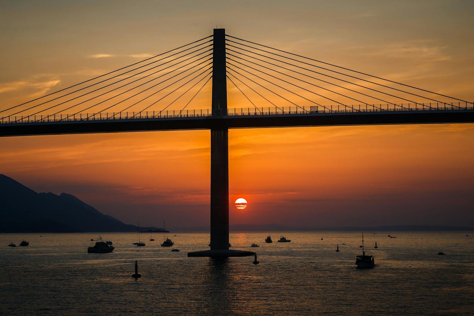 Brückenromantik im Sonnenuntergang: Am Dienstag wurde die Peljesac-Brücke feierlich eröffnet.