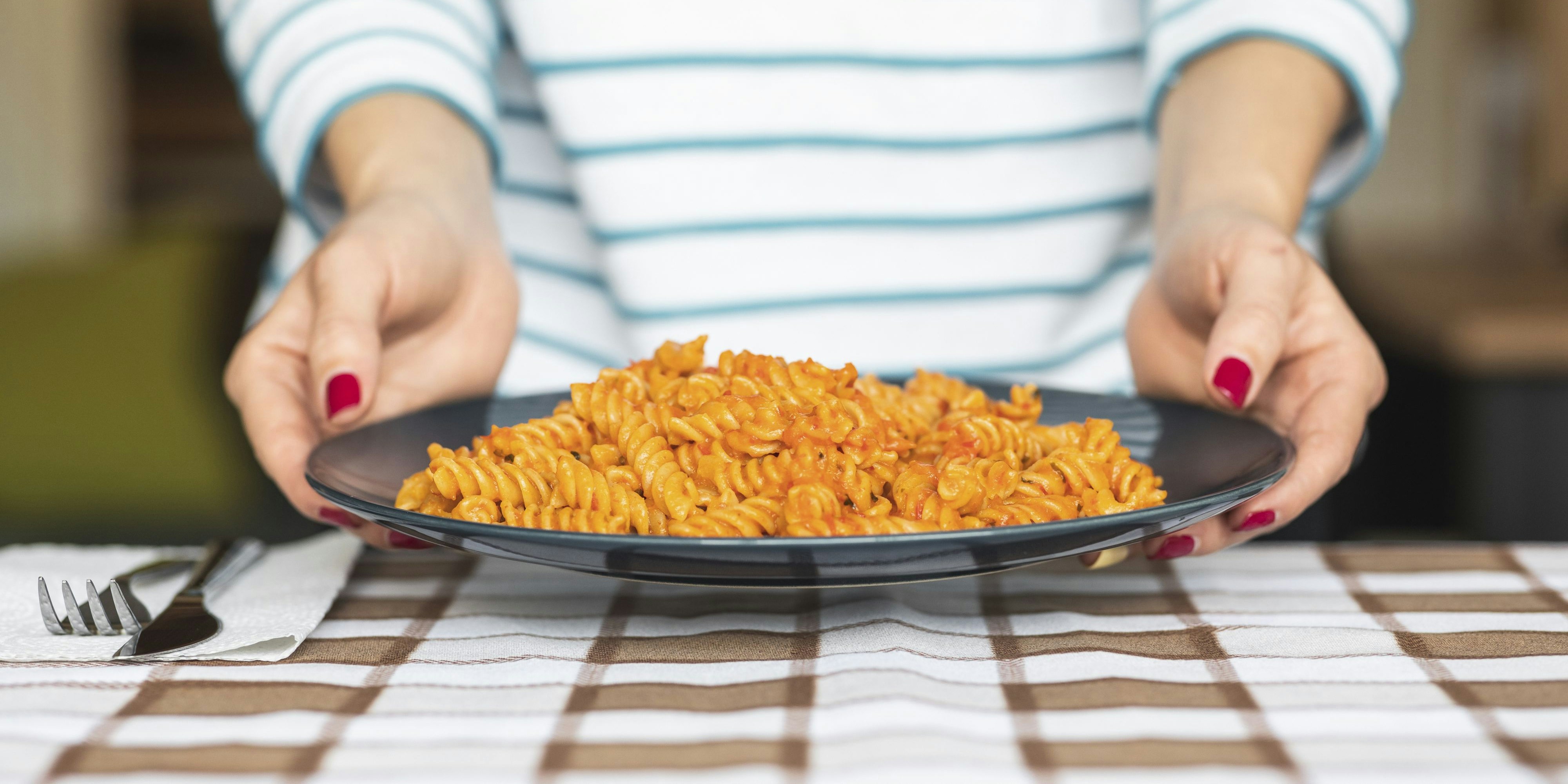 Nudeln mit Tomatensauce: Vielmehr können sich viele Österreicher nicht mehr leisten. Und genau das wird nun teurer.