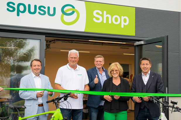 Durchschneiden des Eröffnungsbandes als offizieller Eröffnungsakt V.l.n.r.: Albert Bors (Vizebürgermeister), Toni Polster (spusu E-Bike Botschafter) Franz und  Andrea Pichler (Eigentümer von spusu) und Kurt Hackl (Abgeordneter zum NÖ Landtag)