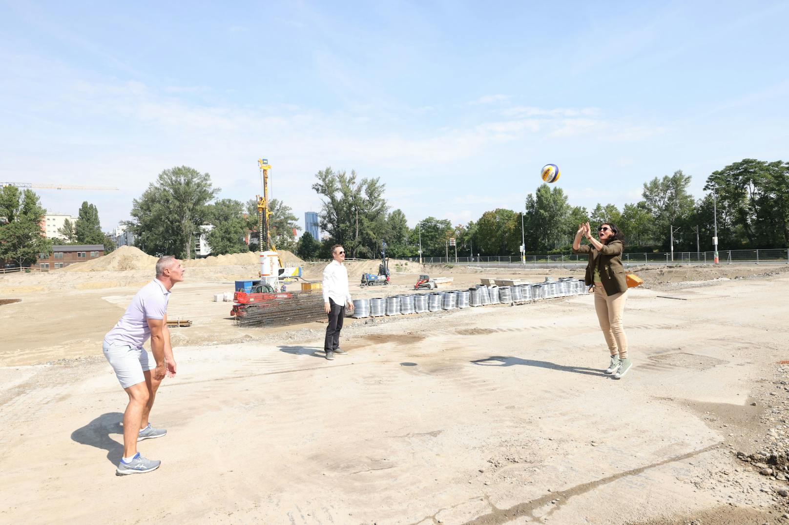 Ein Volleyball-Match war schon am ersten Tag des Spatenstichs möglich. Bald werden die Bedingungen zum Ballspielen hier noch vorzüglicher sein.