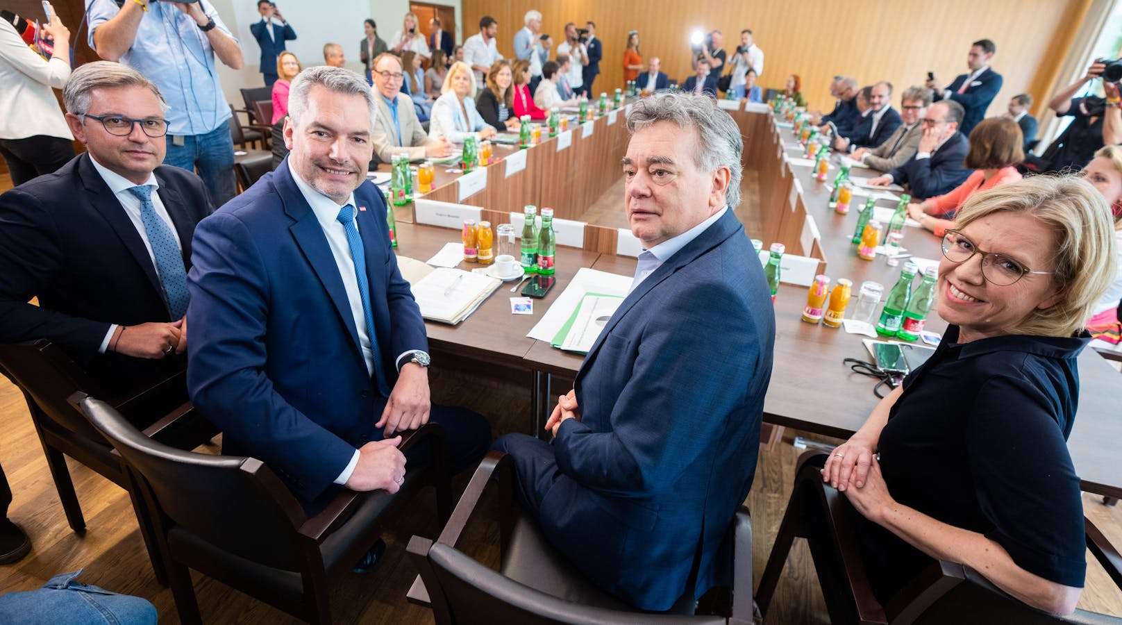 Gut gelaunt: Finanzminister Magnus Brunner (ÖVP), Kanzler Karl Nehammer (ÖVP), sein Vize Werner Kogler und Energieministerin Leonore Gewessler (beide Grüne)