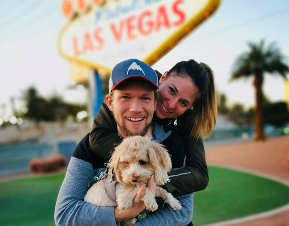 Das Magierduo gemeinsam mit ihrem gedankenlesenden Hund Koni Hundini.