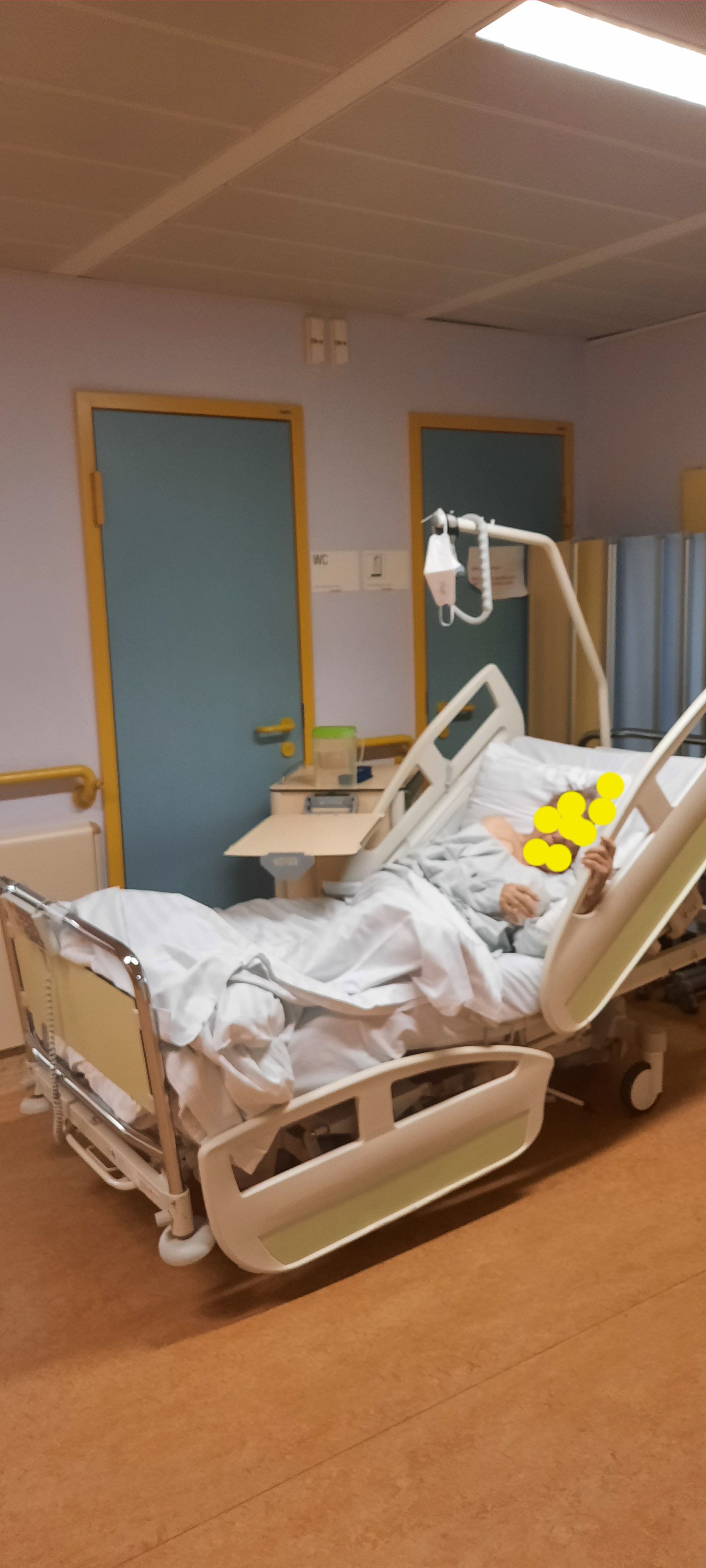 Auf der Unfallchirurgischen Abteilung in der Wiener Klinik Donaustadt liegen mehrere Patienten am Gang.