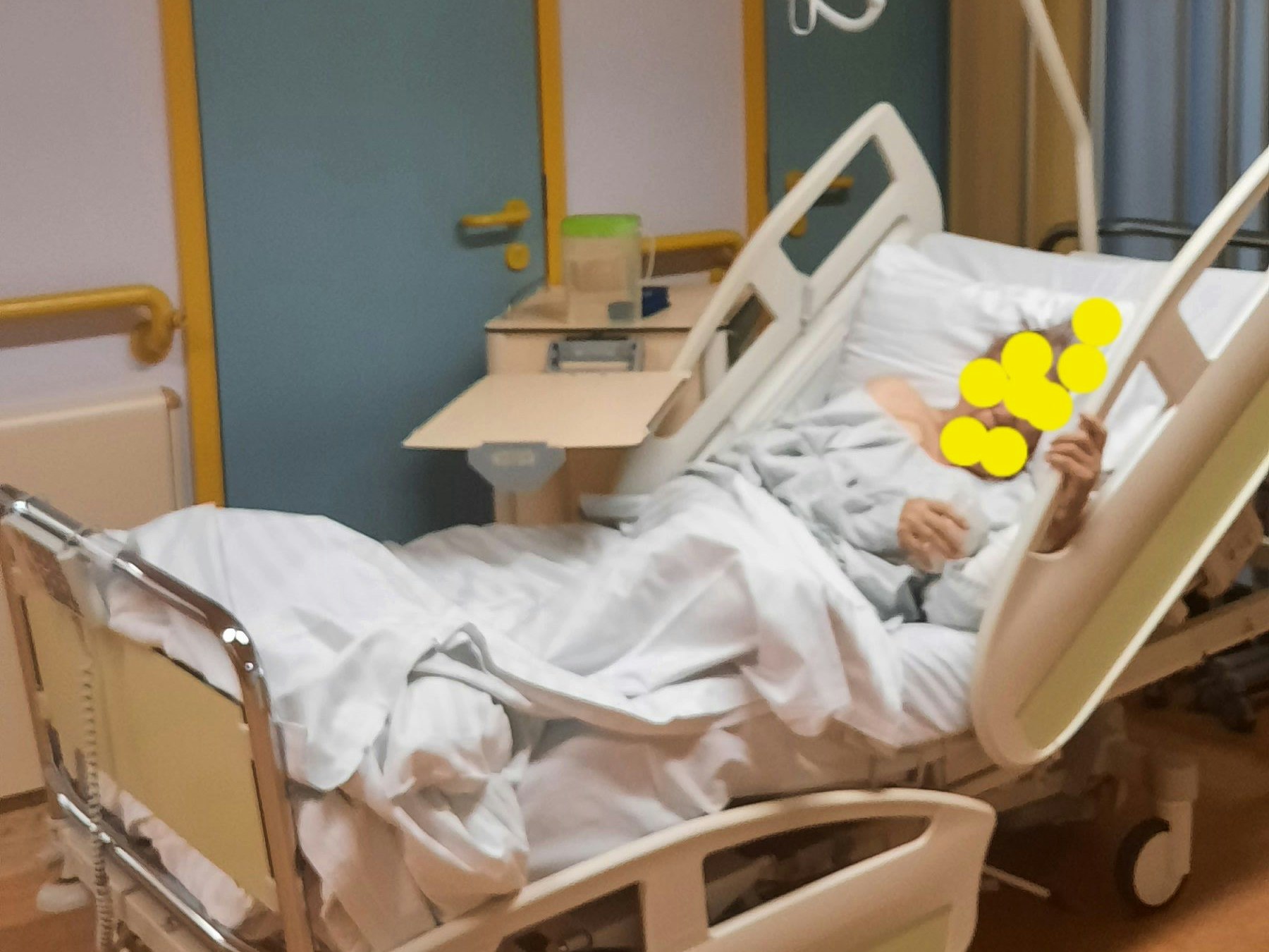 Auf der Unfallchirurgischen Abteilung in der Wiener Klinik Donaustadt liegen mehrere Patienten am Gang.