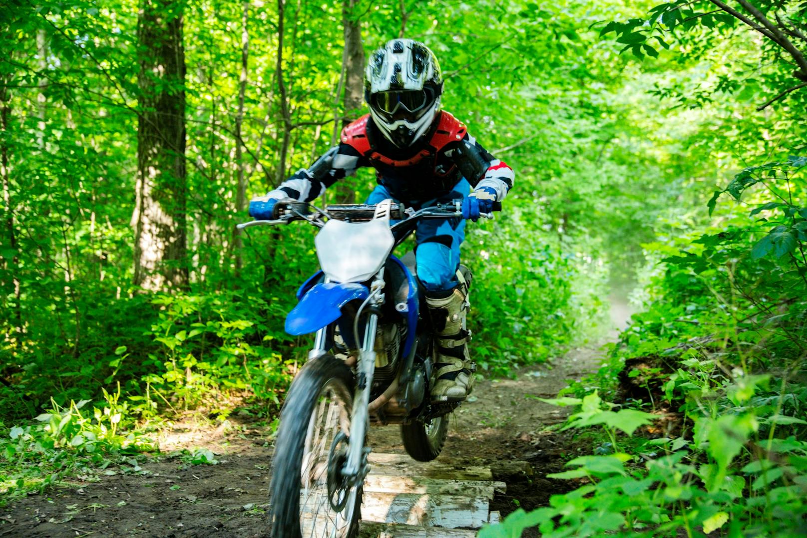 14-Jähriger kollidiert mit Motocross gegen Baum