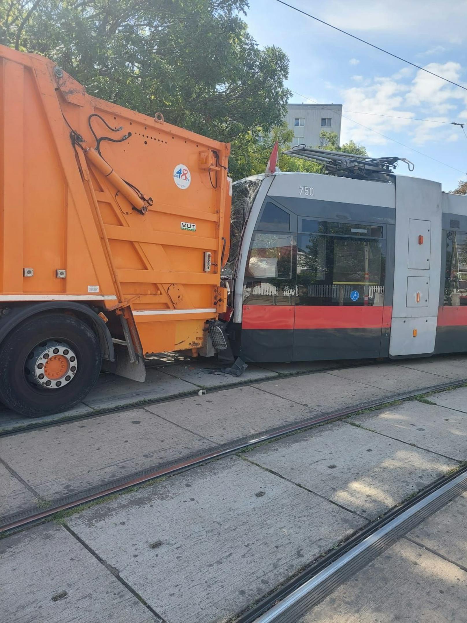 Bim kracht in Müllwagen der MA 48. 