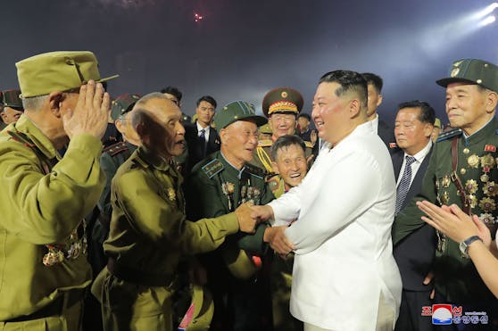 Der nordkoreanische Diktator Kim Jong-un umgeben von hochrangigen Militärs am 27. Juli 2022.