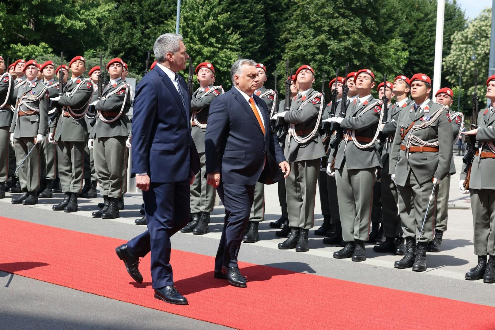 Beim Orban-Nehammer-Treffen in Wien kam es zu lauten Pfiffen und Buhrufen.