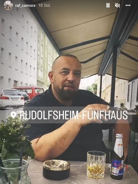 RAF Camora filmt seinen Kumpel in dem Wiener Lokal.