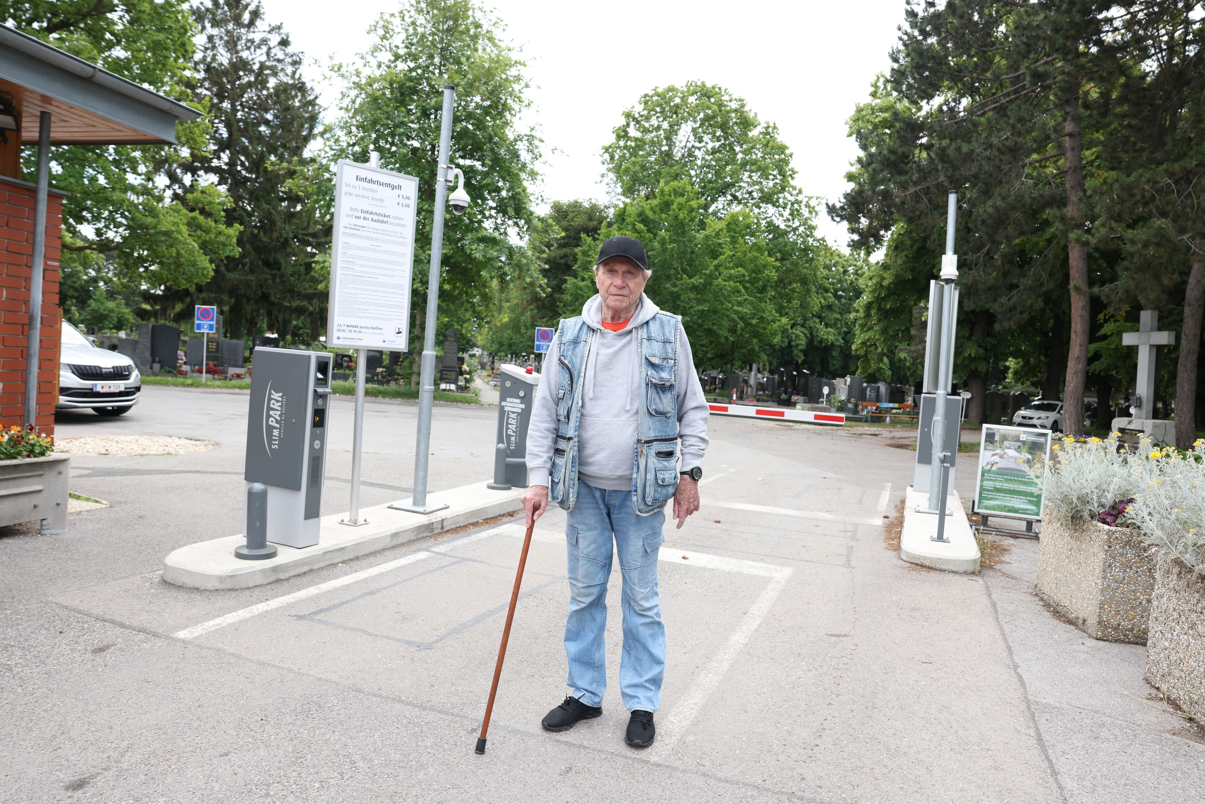 Wegen der Teuerungen muss Walter H. nun auf Friedhofsbesuche verzichten. Der stark bewegungseingeschränkte Wiener Pensionist kann sich die Parkgebühren nicht leisten.