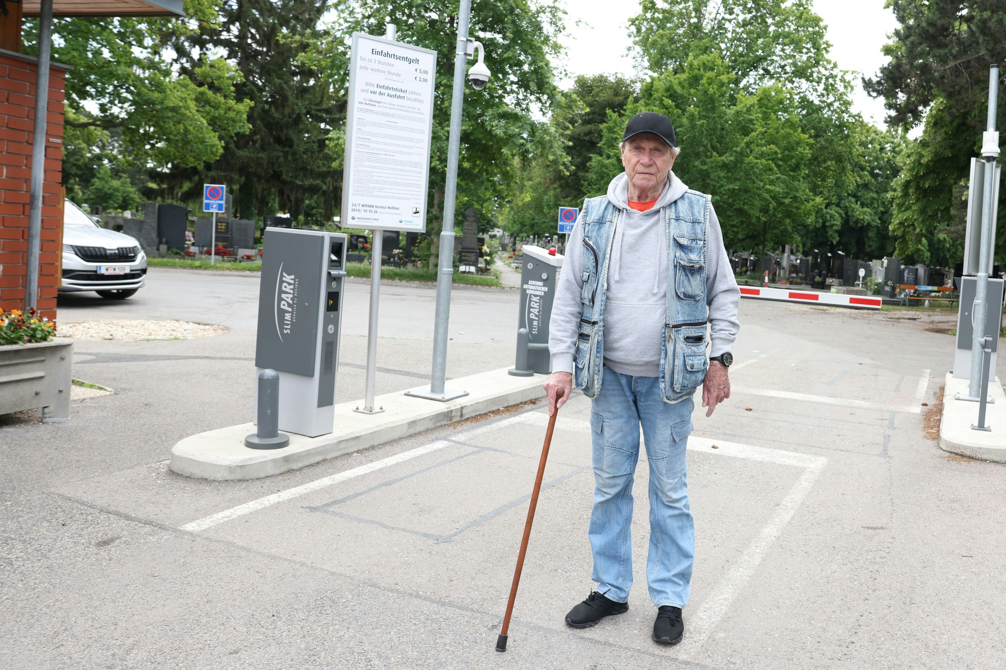 Wegen der Teuerungen muss Walter H. nun auf Friedhofsbesuche verzichten. Der stark bewegungseingeschränkte Wiener Pensionist kann sich die Parkgebühren nicht leisten.