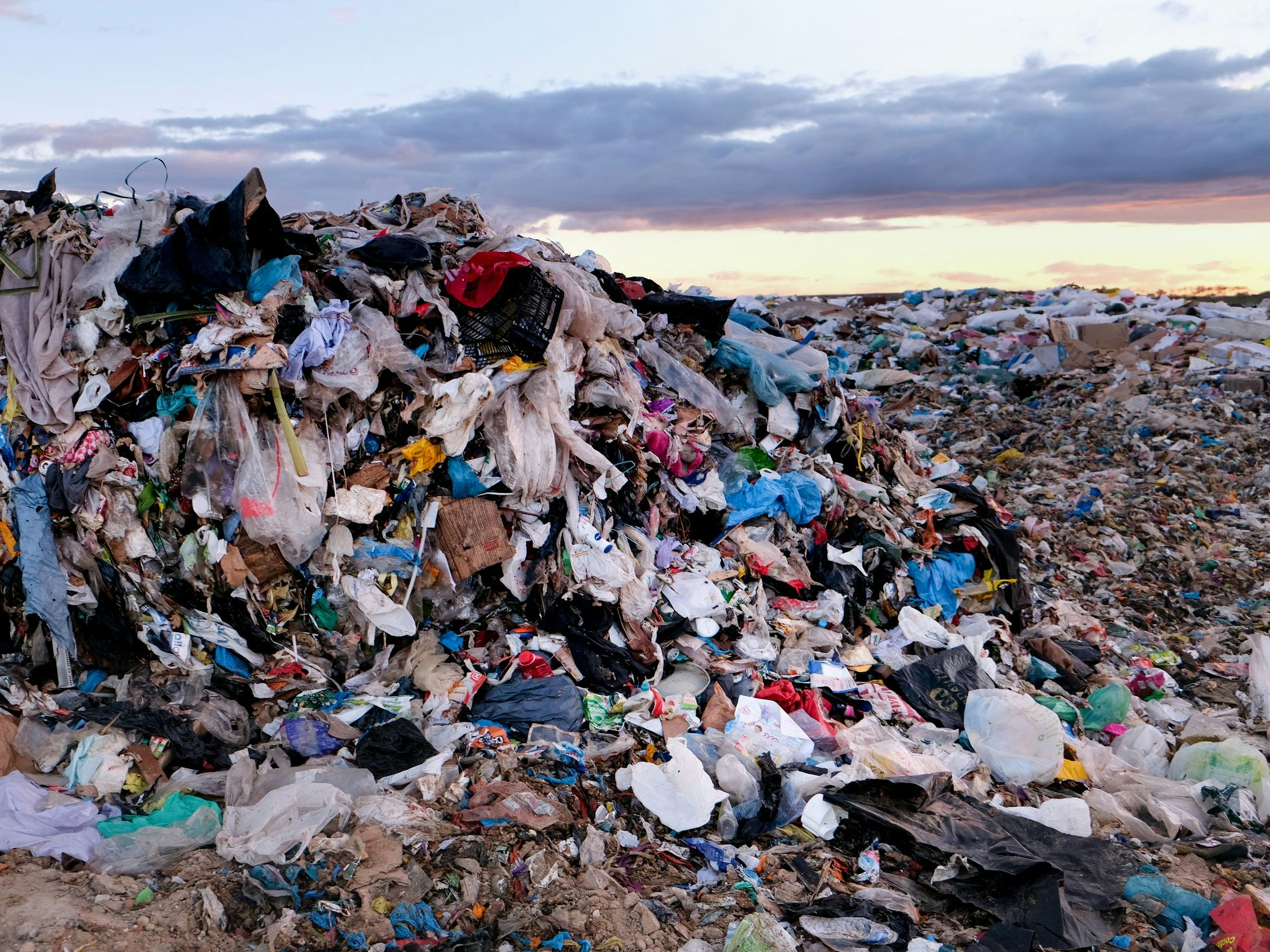Greenpeace activists have blocked truck access to the Valdemingómez landfill, protesting against the massive use of single-use plastic and its poor management. Next to the landfill is the incinerator plant of the same name, where many plastic containers also end.  The activity is part of the Greenpeace campaign "Maldito Plástico" which claims that only 25% of plastic containers are recycled, the rest being contaminated in landfills, incinerators, environment and export. Activistas de Greenpeace han bloqueado el acceso de camiones al vertedero de Valdemingómez, protestado contra el uso masivo de plástico de un solo uso y su deficiente gestión. Junto al vertedero se encuentra la planta incineradora del mismo nombre, donde también terminan muchos envases plásticos.   La actividad se enmarca dentro de la campaña de Greenpeace "Maldito plástico" que denuncia que solo se recicla el 25% de los envases plásticos, pasando el resto contaminar en vertederos, incineradoras, medioambiente y exportación.