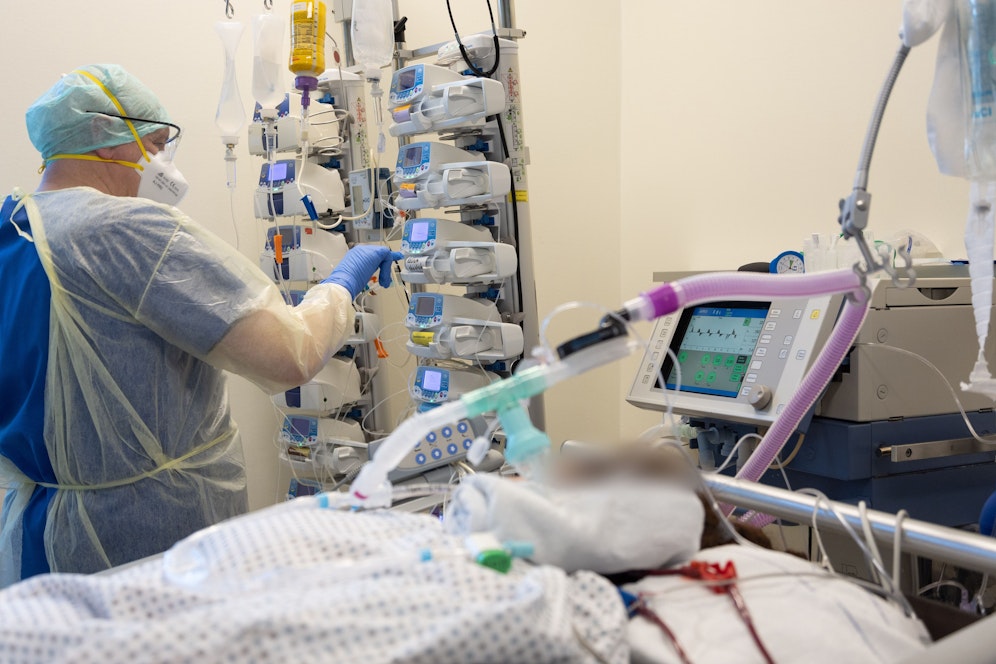 Die Quarantäne fällt, die Zahl der Corona-Patienten in den heimischen Spitälern steigt im Schnitt aber an.