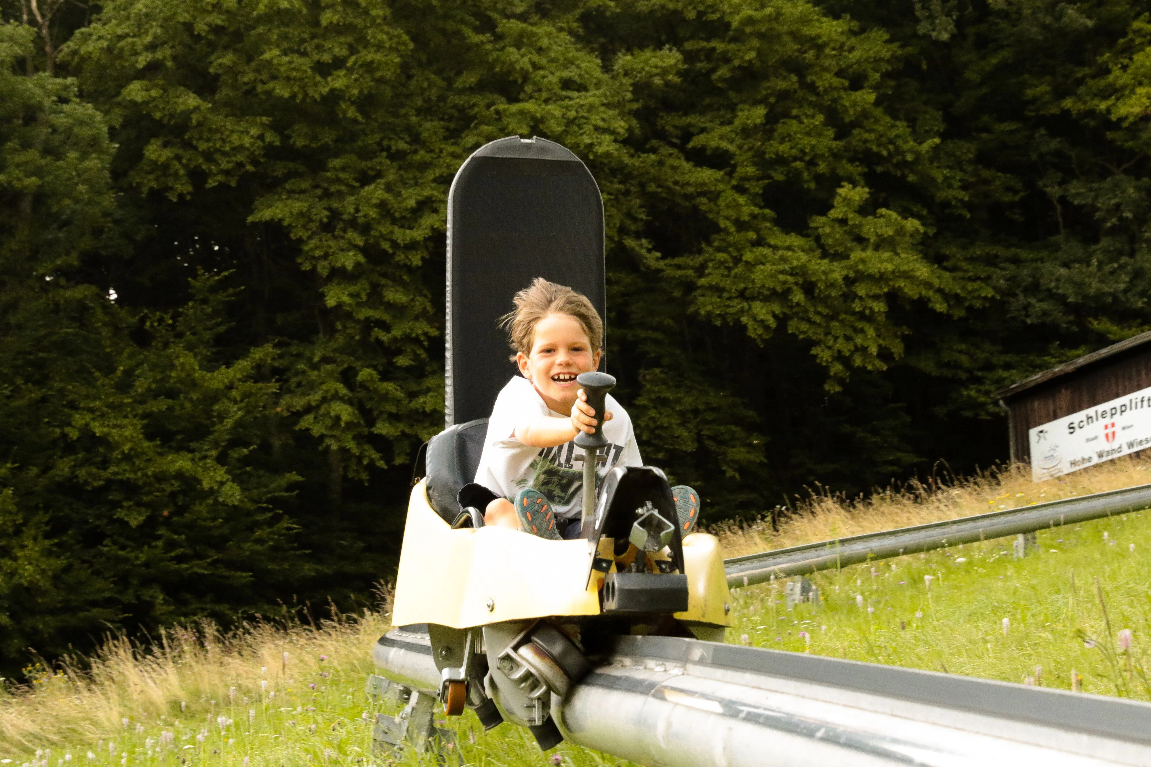 Mit insgesamt 14 Kurven und 100 Meter Höhenunterschied erwartet die Rodler*innen jede Menge Spaß und Adrenalin auf der 850 Meter langen Bahn.