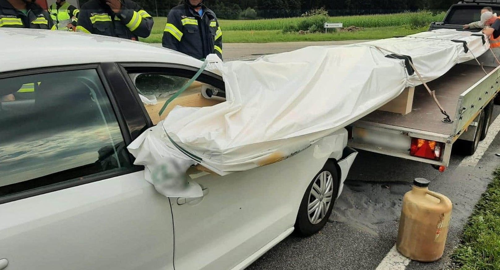 Der vor dem&nbsp; Auto fahrende Lkw hatte Holzlatten aufgeladen.