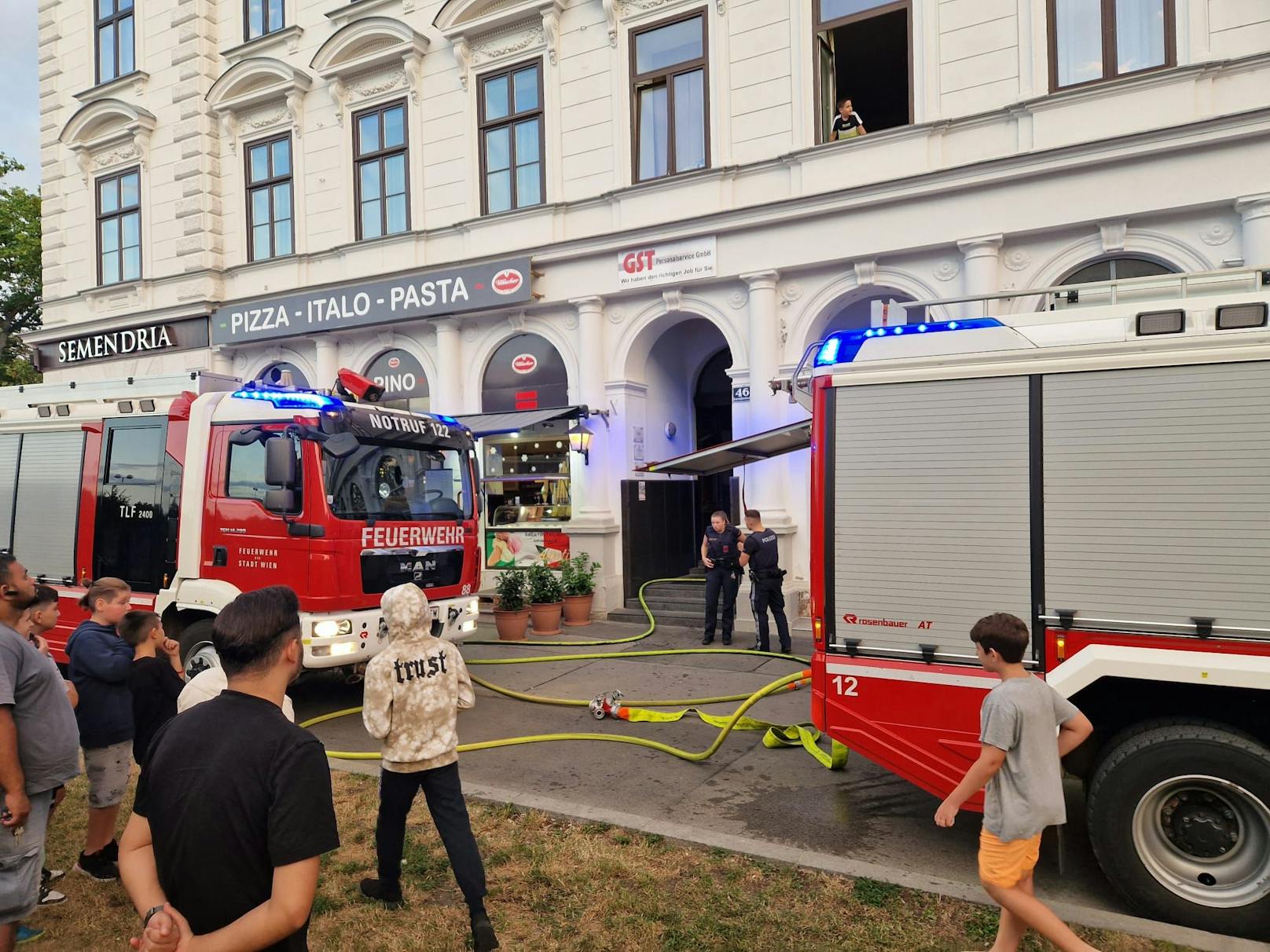 Riesiger Feuerwehreinsatz wegen eines Kellerbrands im 2. Wiener Gemeindebezirk.