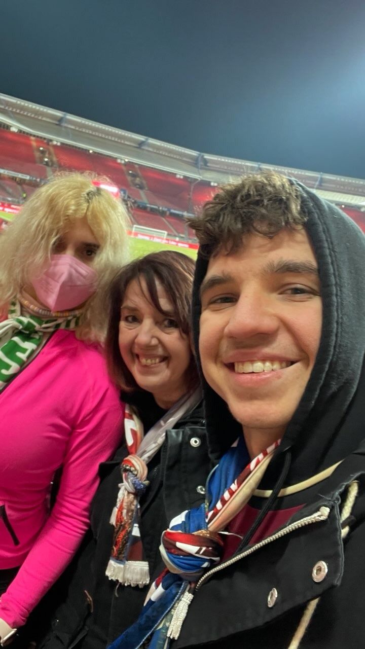 Vienna (l.) mit ihrer Mutter Claudia (m.) und ihrem Bruder Pascal bei einem Fußballspiel – Claudia war großer Rapid-Fan.