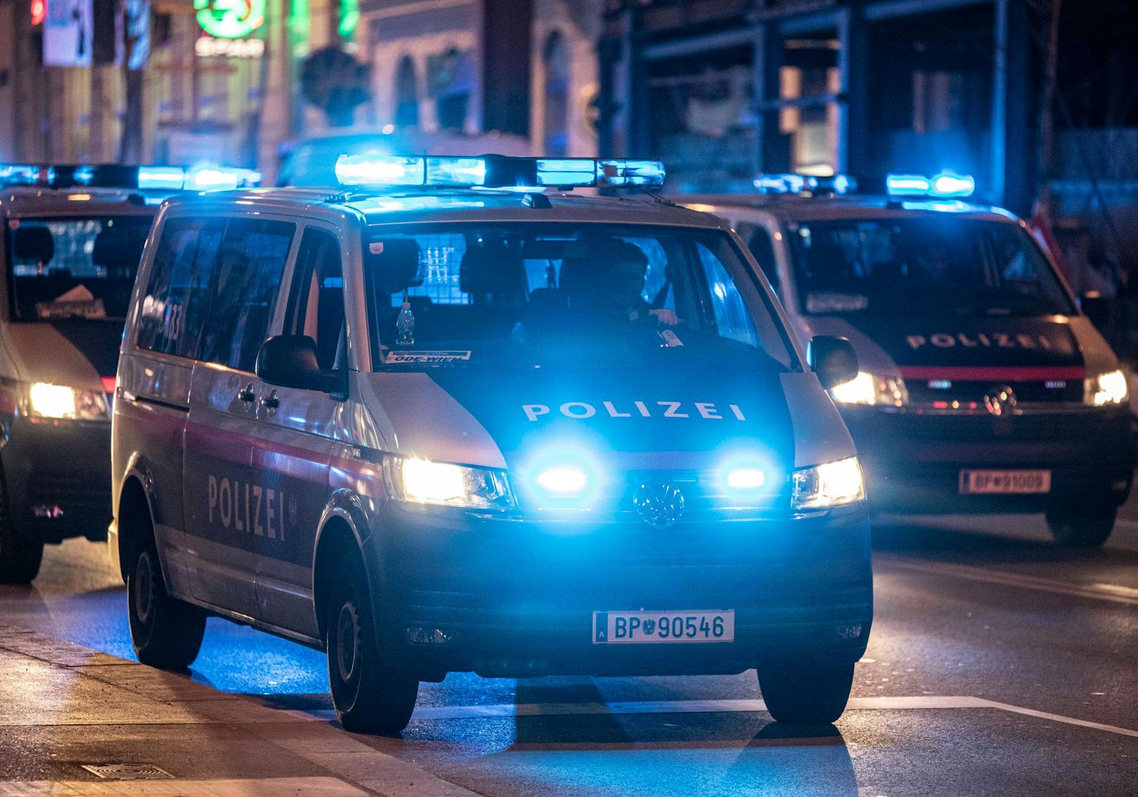 Die Polizei musste in der Nacht auf Montag zu einem Tankstellenraub in Wien ausrücken.