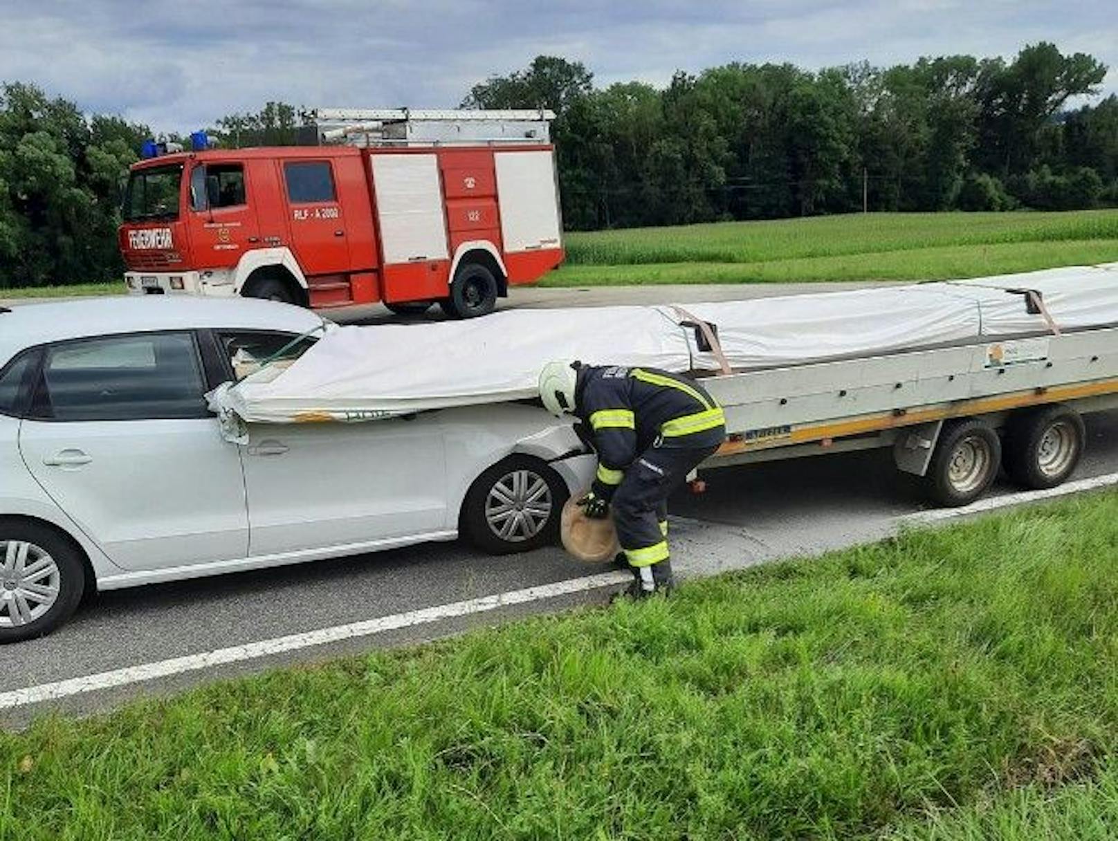 Der Pkw-Fahrer übersah, dass der Lastwagenfahrer abbiegen wollte.