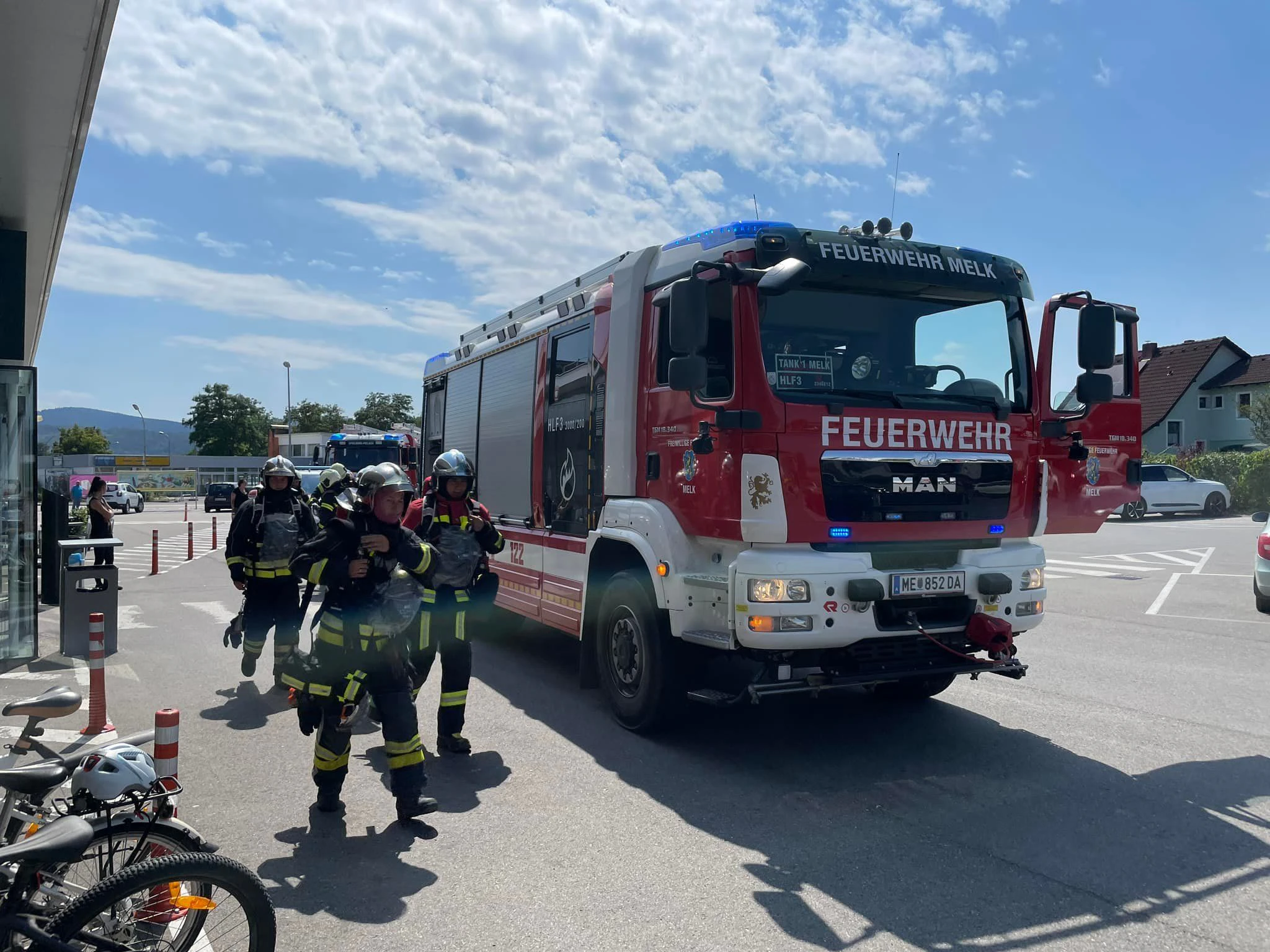 Die Feuerwehr vor Ort im Einsatz.