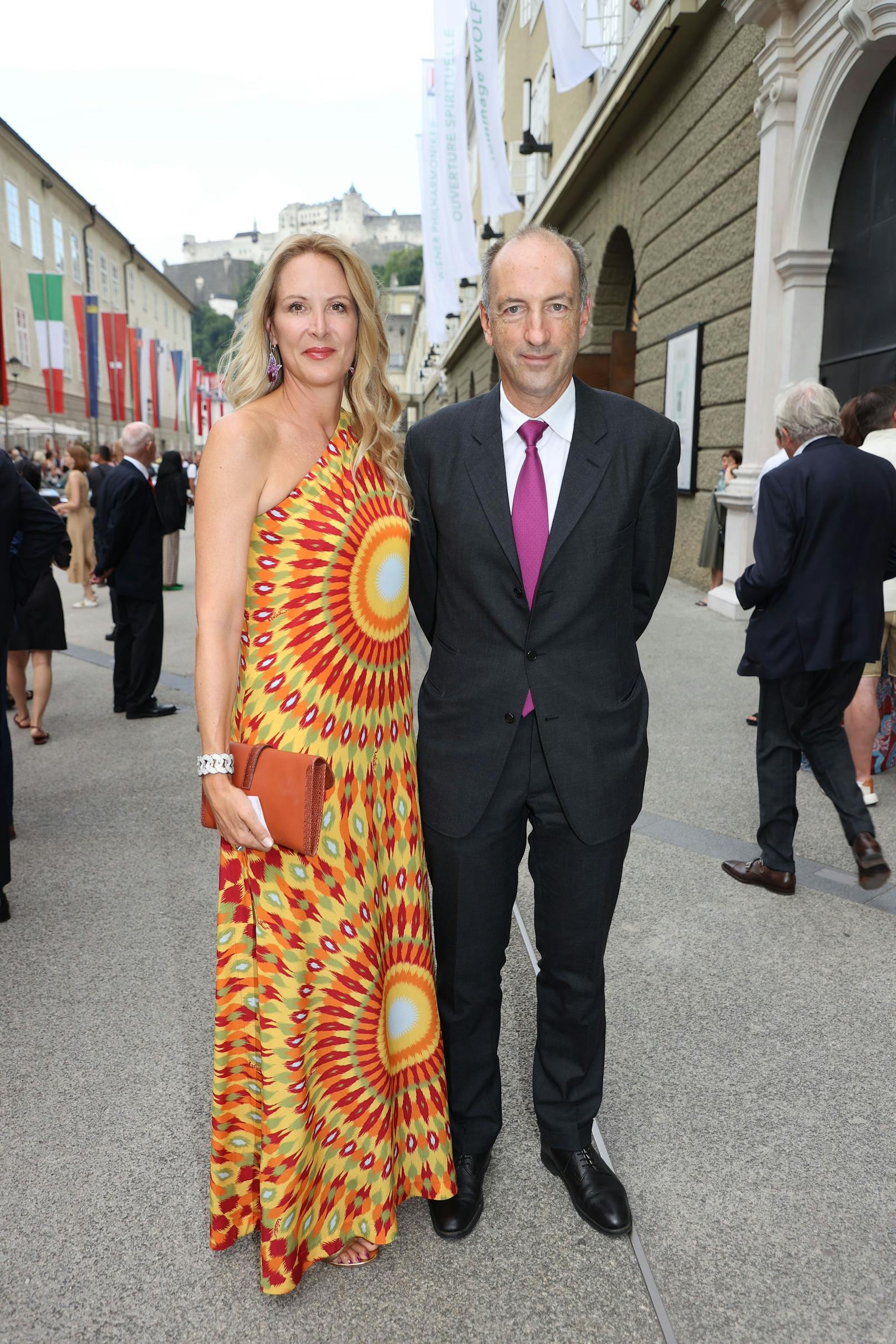 <em>"Heute"</em>-Chefin Eva Dichand kam mit Ehemann Christoph Dichand zum ausverkauften Konzert der Wiener Philharmoniker bei den Salzburger Festspielen.