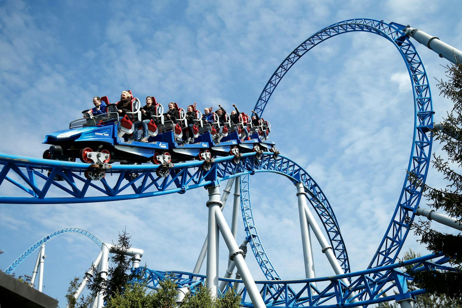 Eine Achterbahn im Europa-Park in Rust, Baden-Württemberg.