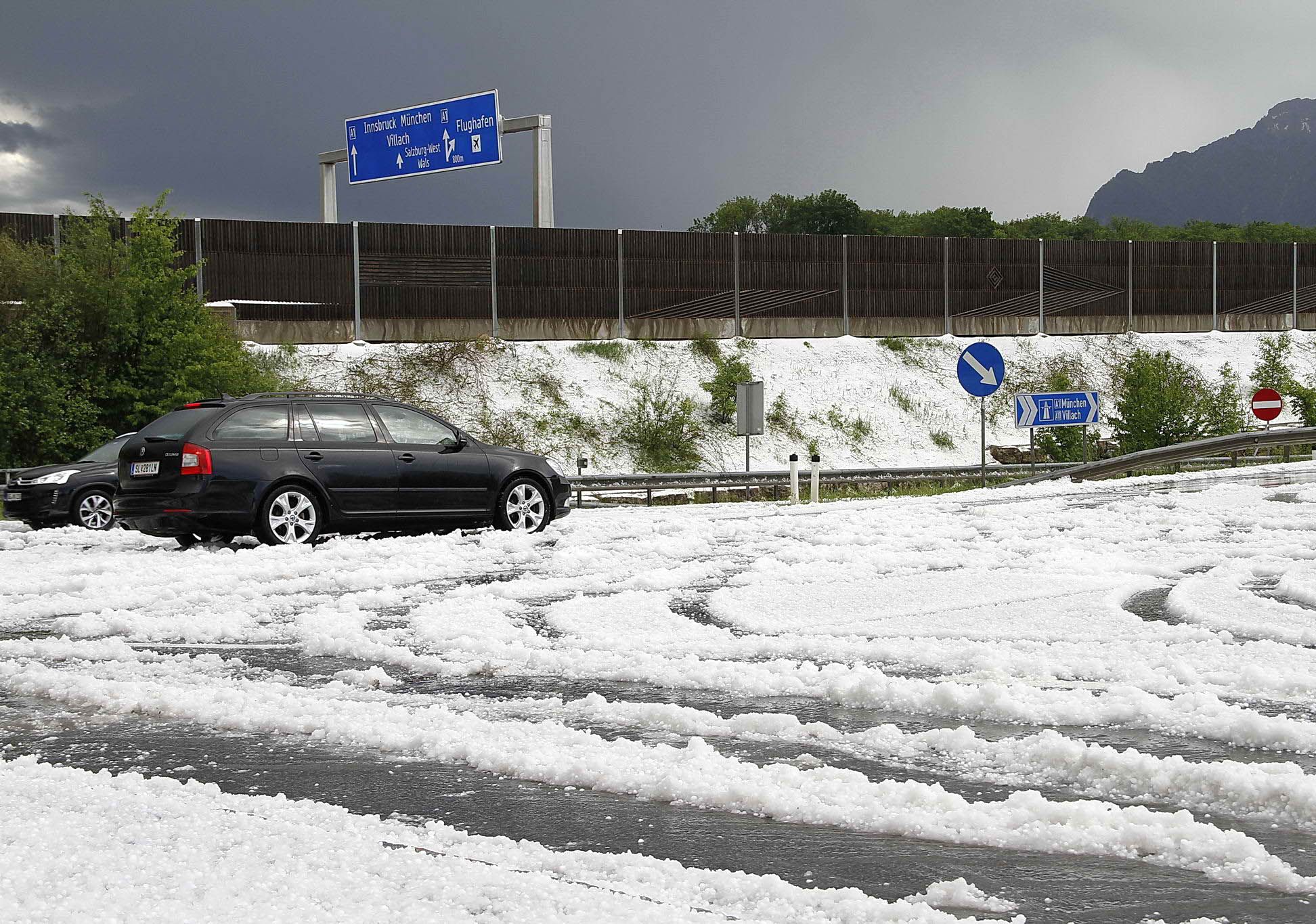 Hagel-Teppich mitten im Hochsommer: Die Wetterexperten warnen am Freitag vor schwersten Unwettern in Österreich.