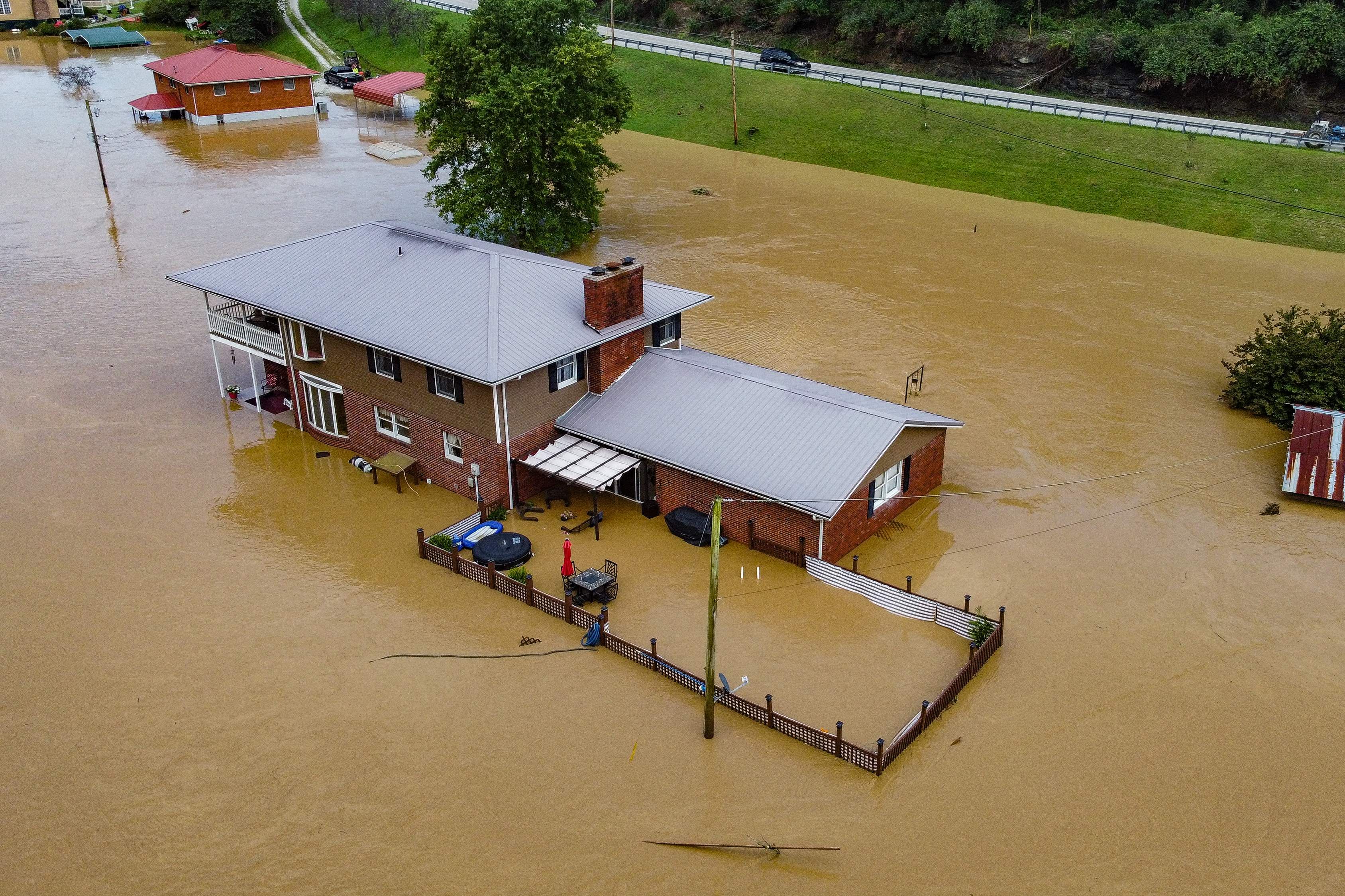 Download von www.picturedesk.com am 29.07.2022 (08:15).  Aerial view of homes submerged under flood waters from the North Fork of the Kentucky River in Jackson, Kentucky, on July 28, 2022. - Flash flooding caused by torrential rains has killed at least eight people in eastern Kentucky and left some residents stranded on rooftops and in trees, the governor of the south-central US state said Thursday. (Photo by LEANDRO LOZADA / AFP) - 20220728_PD11723 - Rechteinfo: Rights Managed (RM) Nur für redaktionelle Nutzung! Werbliche Nutzung erfordert Freigabe: bitte schicken Sie uns eine Anfrage.