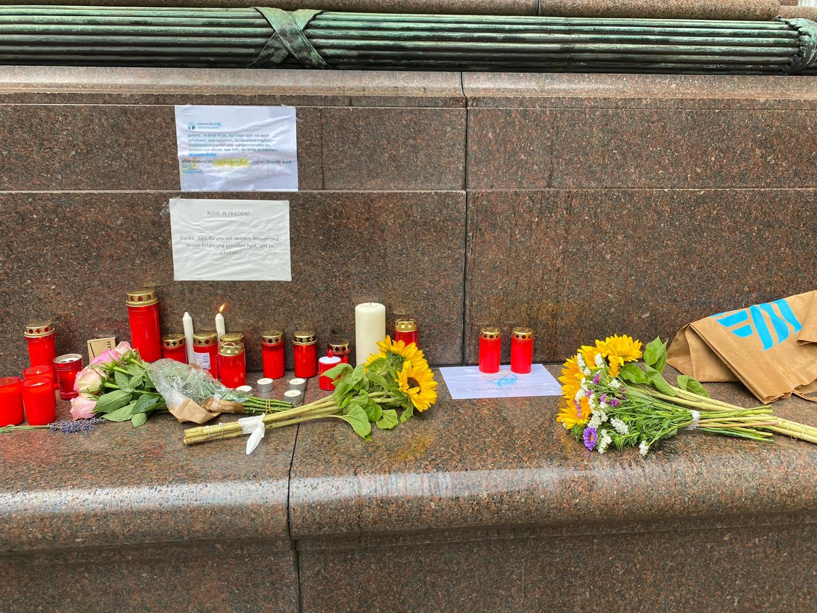 Gedenkkerzen und Rauch-Kritik am Wiener Gesundheitsministerium nach dem Tod von Lisa-Maria Kellermayr.