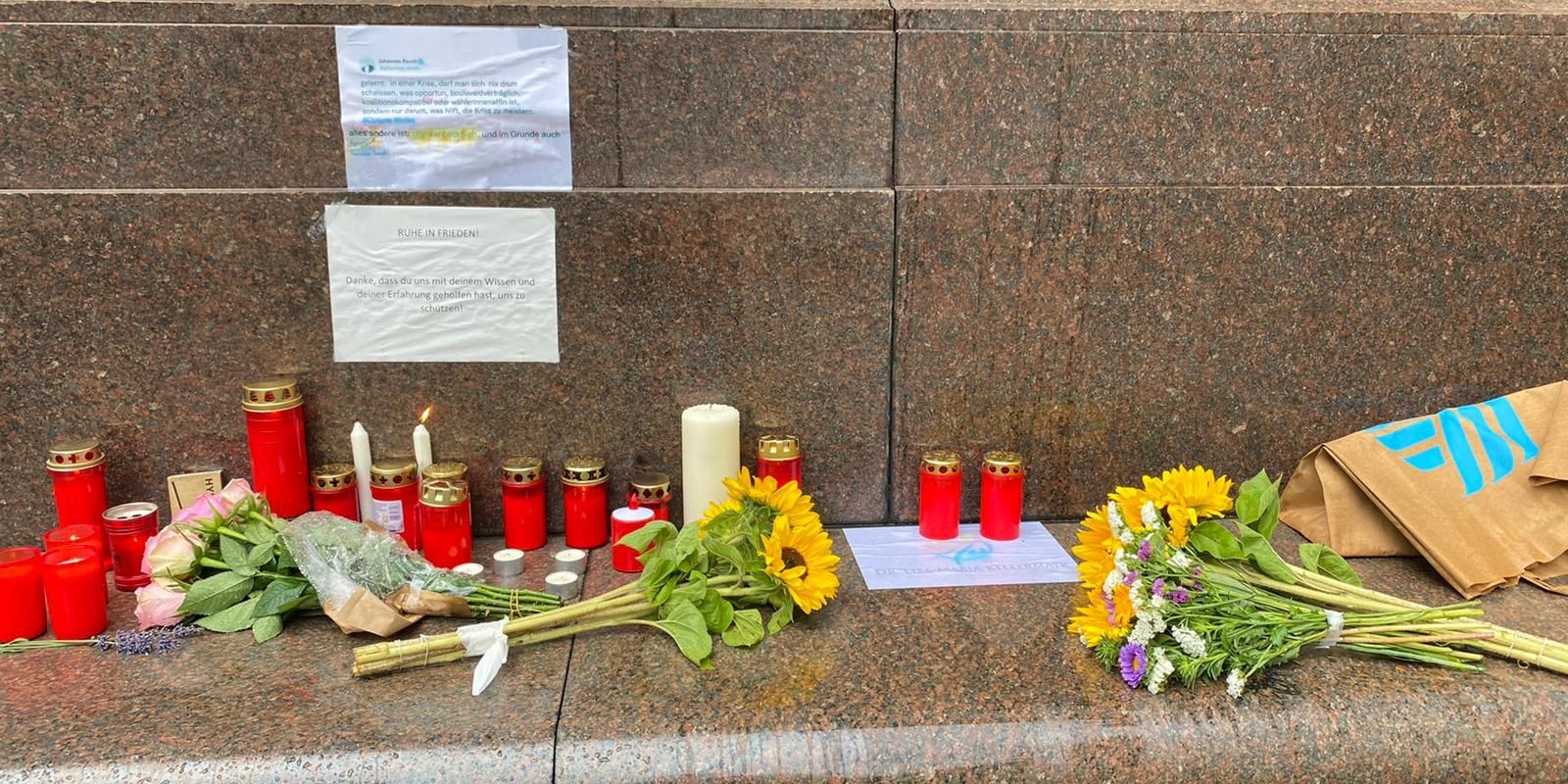 Gedenkkerzen und Rauch-Kritik am Wiener Gesundheitsministerium nach dem Tod von Lisa-Maria Kellermayr.