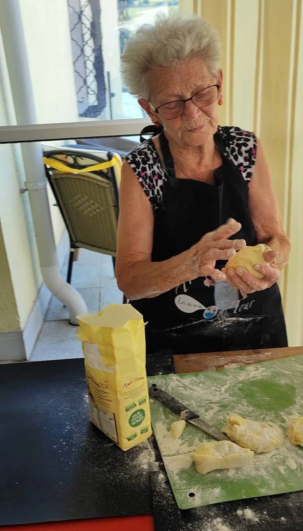 TikTok-Oma Trude aus Aggsbach bringt ein Kochbuch heraus.