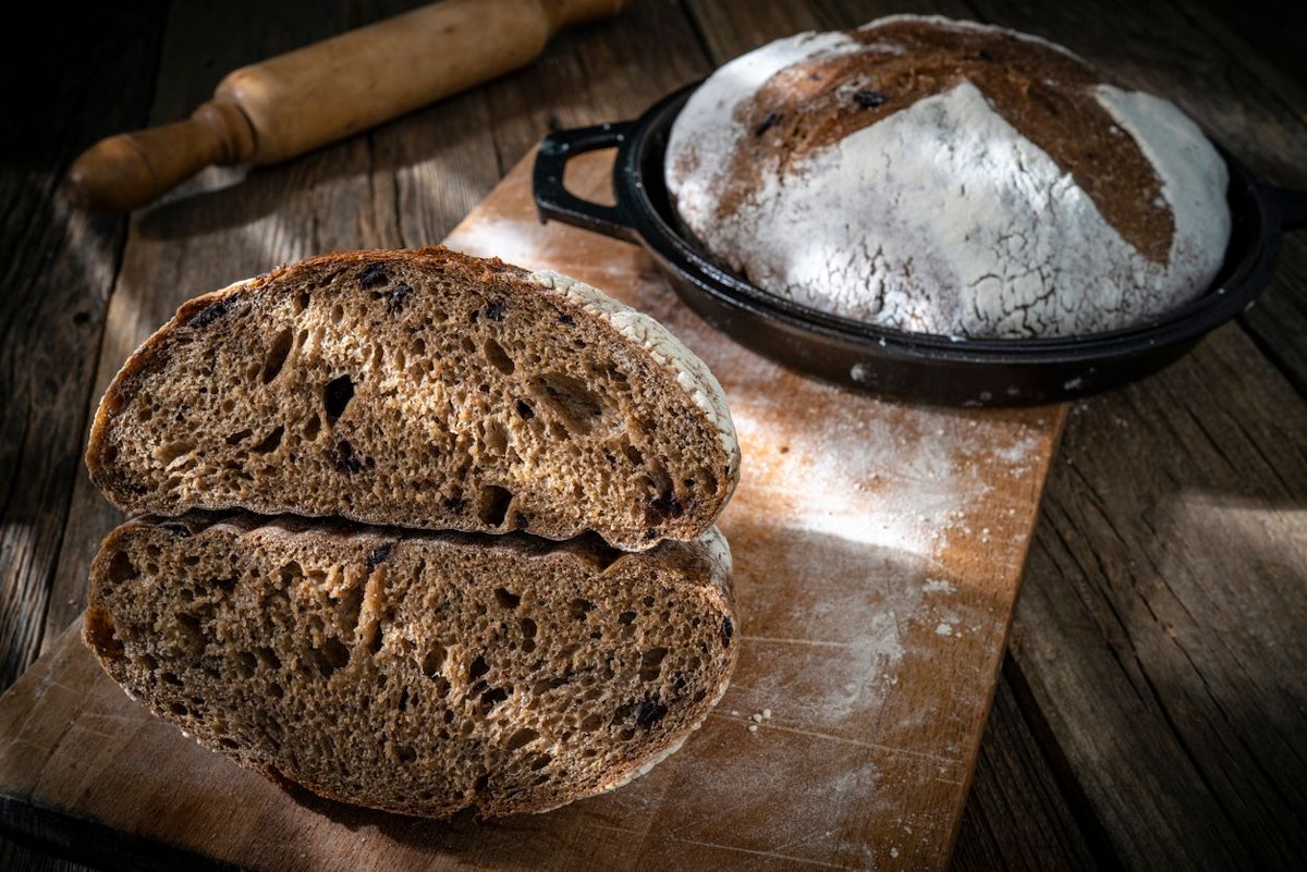 Nach dem Aufstehen solltest du deinen Tag mit einem ketogenen Brotlaib starten. Dieses enthält so gut wie keine Kohlenhydrate und kann mit einem nahrhaftem Avocado- oder Eieraufstrich verzehrt werden.