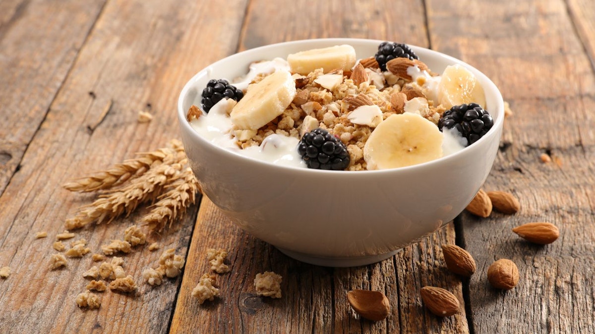 Die wichtigste Mahlzeit des Tages kannst du auch in Form eines Müslis genießen. Dein Low-Carb Frühstück sollte viele Nüsse und Samen enthalten und möglichst keinen Zucker.