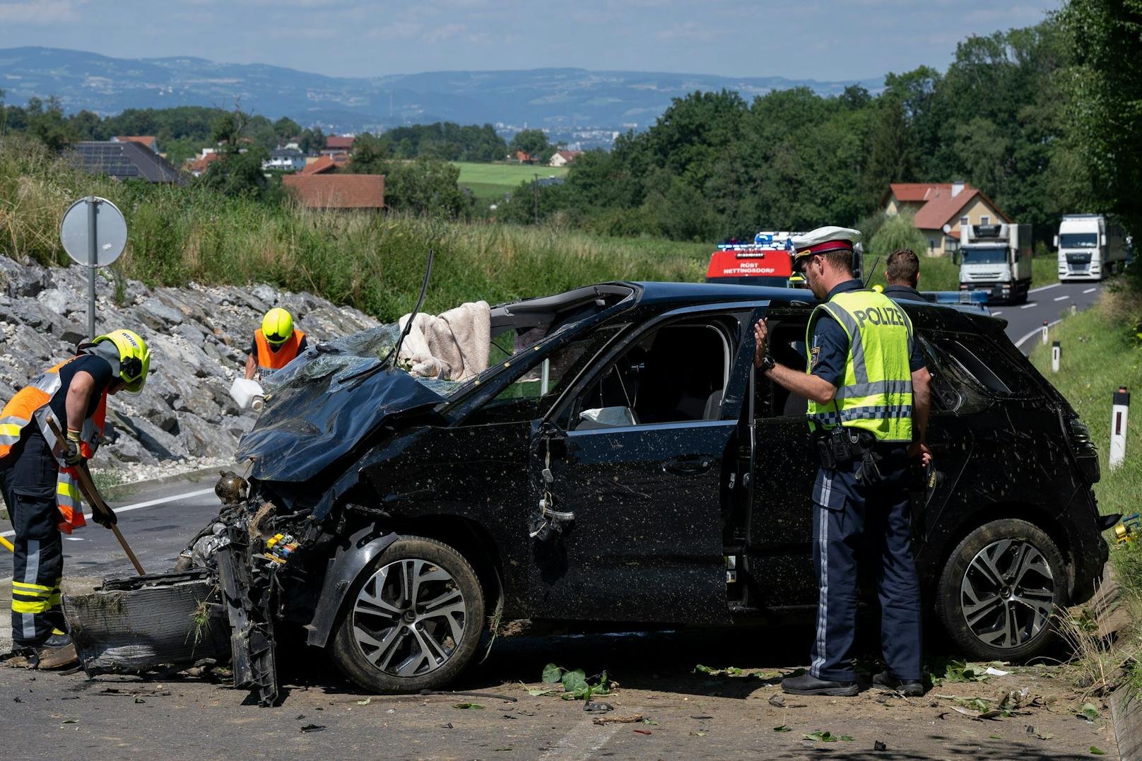 Ersthelfer konnten den Mann aus dem Auto bergen.