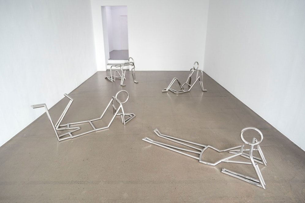 Liegend, sitzend oder in einer Yoga-Pose: Die Figuren von Julian Opie gibt es bis 31. August in der Galerie Krobath zu sehen.