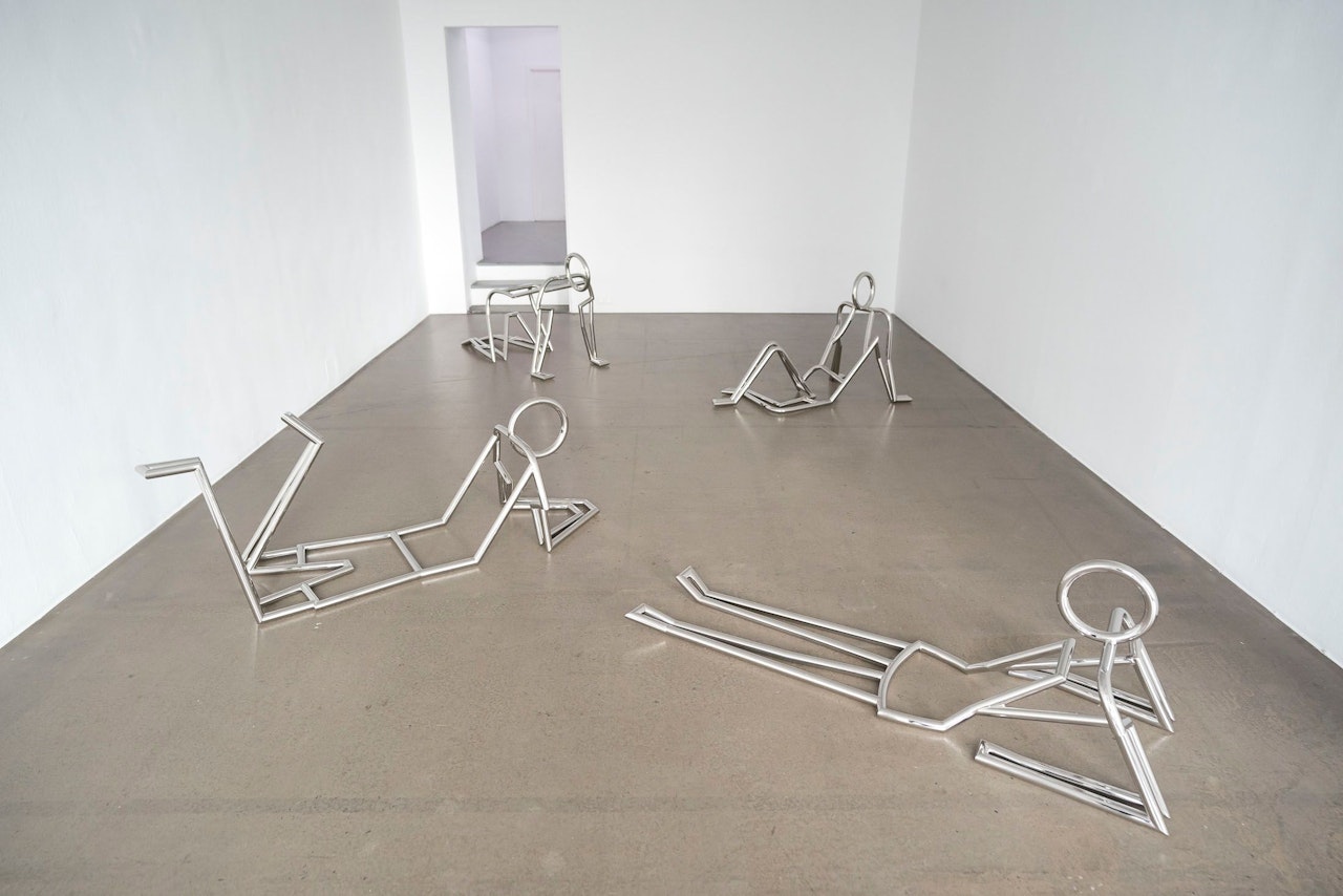 Heute.at - Figuren verwandeln Wiener Galerie in öffentlichen Park