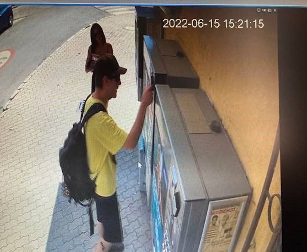 Der mutmaßliche Bankomatkarten-Dieb war mit dieser unbekannten Frau unterwegs.