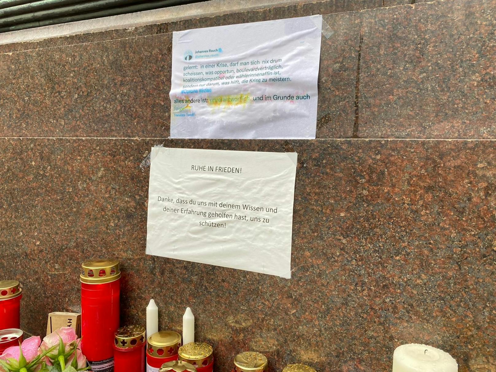 Gedenkkerzen und Rauch-Kritik am Wiener Gesundheitsministerium nach dem Tod von Lisa-Maria Kellermayr.
