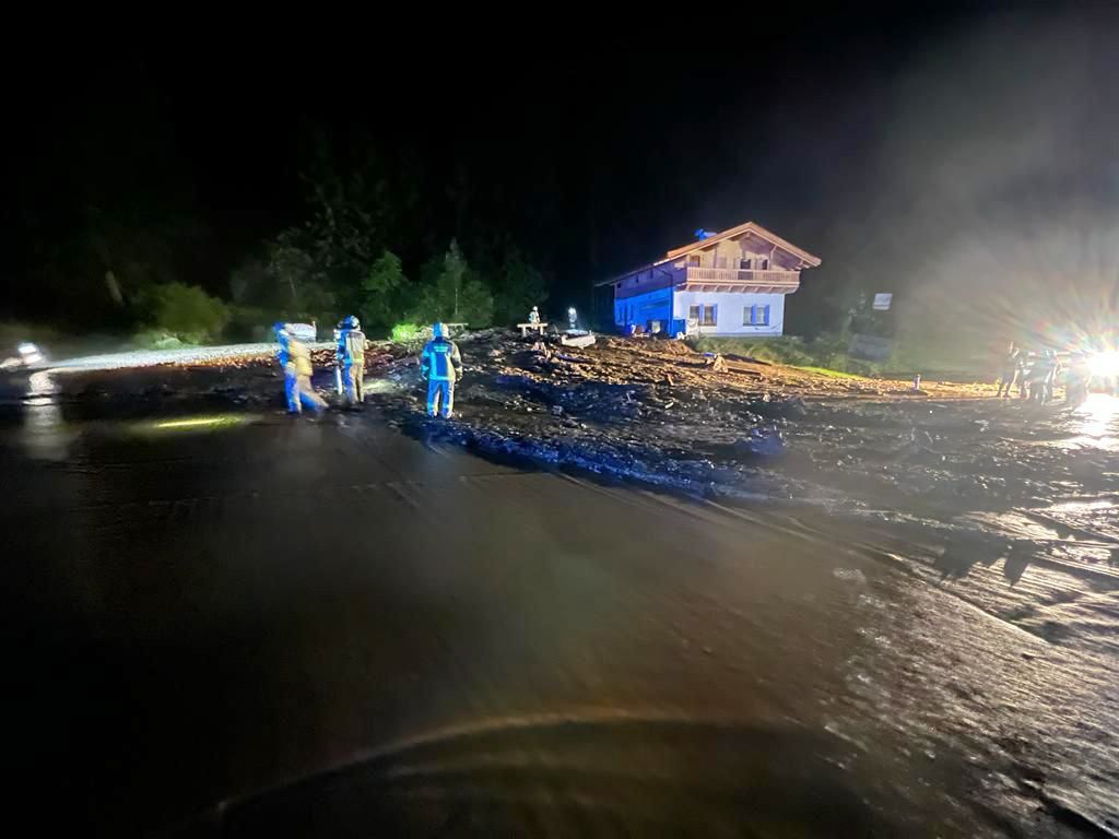 Die Pass Thurn Bundesstrasse in Jochberg wurde von einer Mure verlegt.