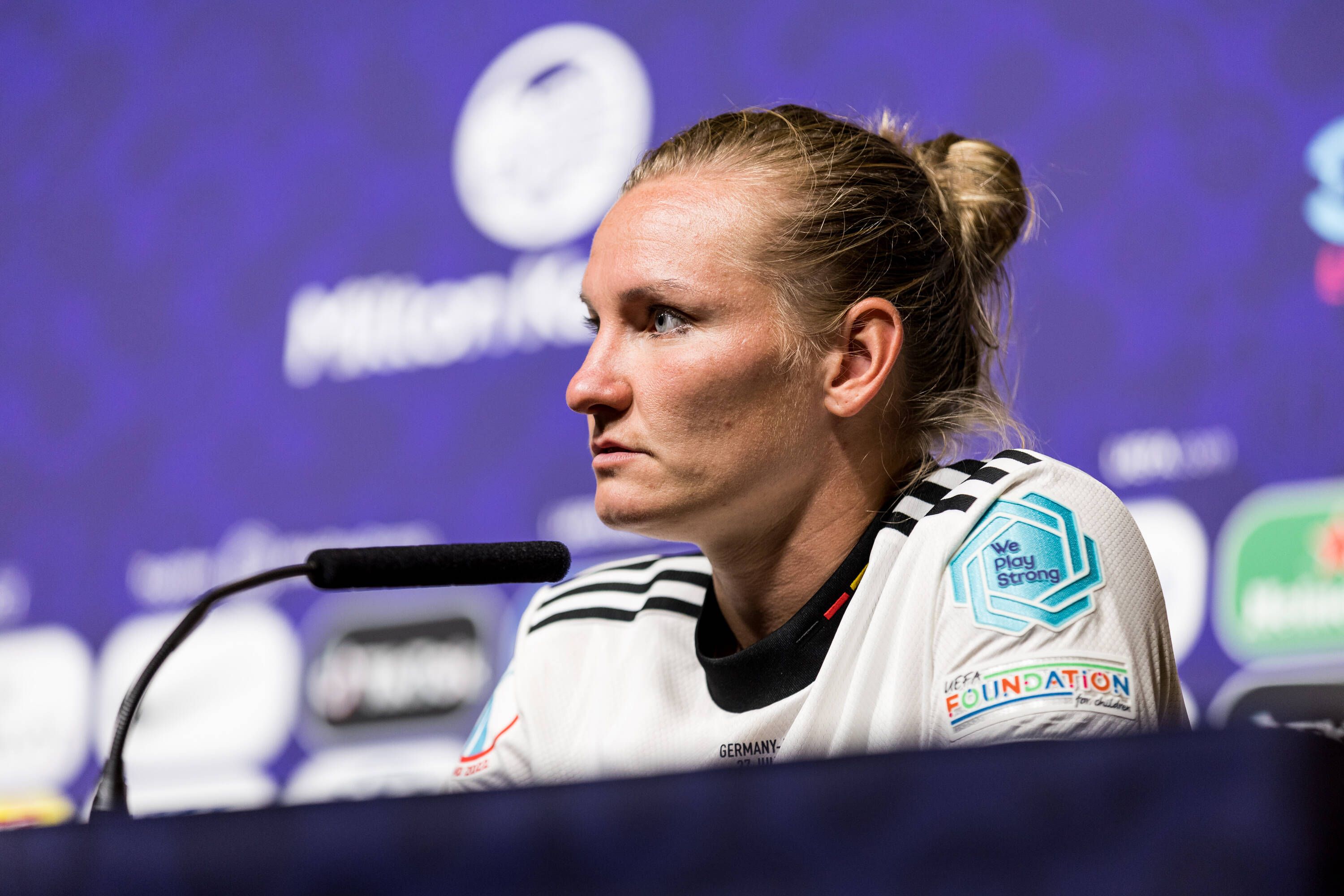 Alexandra Popp schwört auf eine Brille am Abend. 