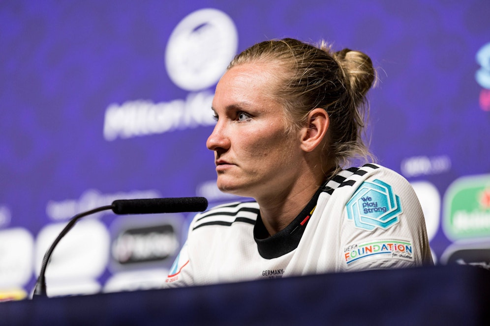 Alexandra Popp schwört auf eine Brille am Abend.