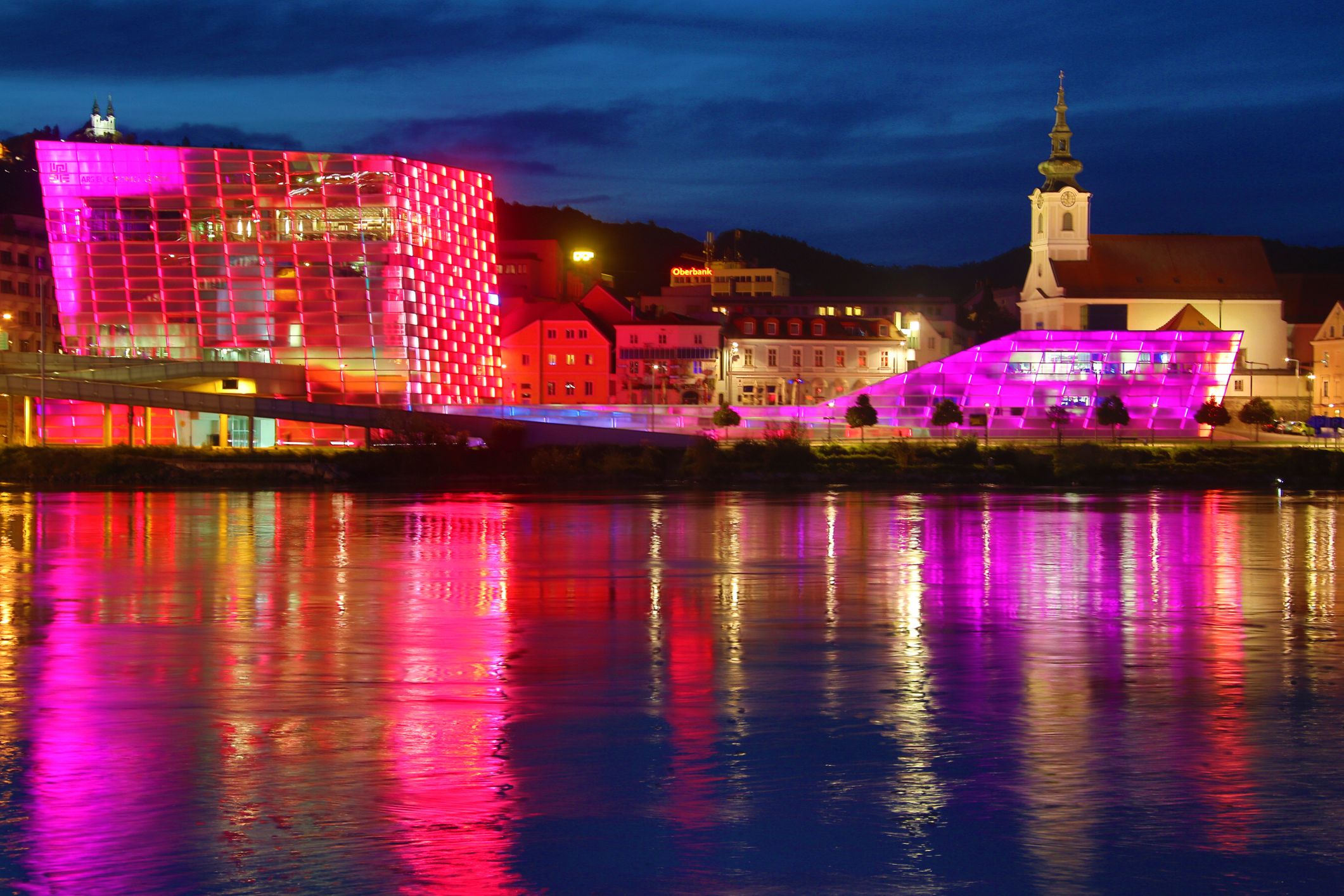 Linz an der Donau; das Ars Electronica Center auf der linken Seite ist eines der Wahrzeichen der Stadt.