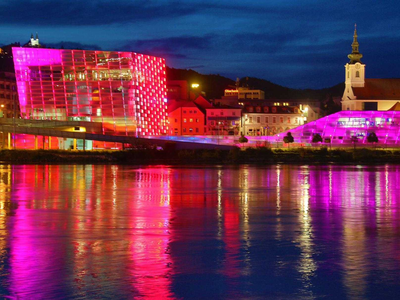 Linz an der Donau; das Ars Electronica Center auf der linken Seite ist eines der Wahrzeichen der Stadt.