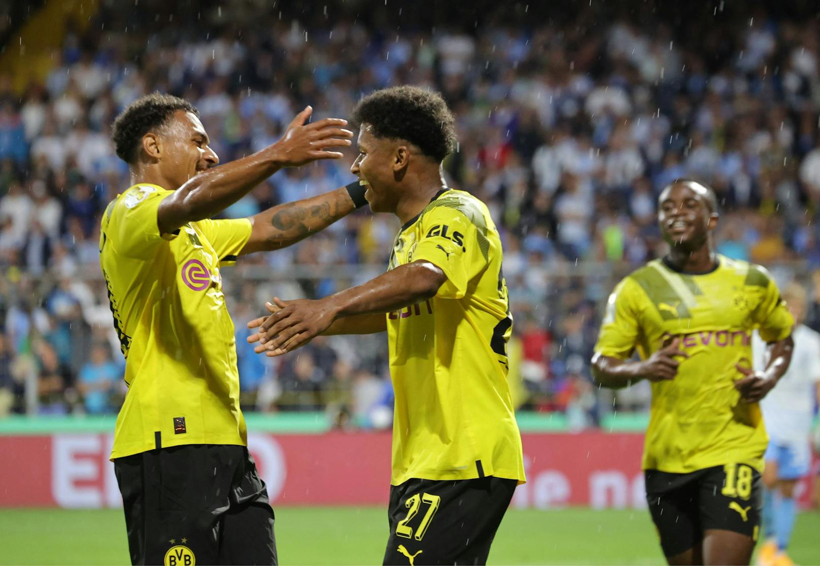 Karim Adeyemi trifft im ersten Pflichtspiel für Borussia Dortmund. 