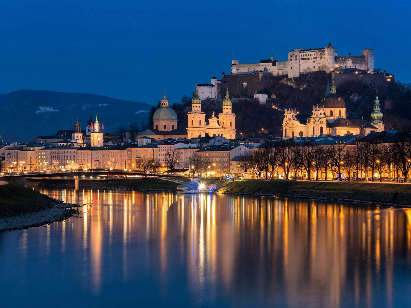 Nach Linz will jetzt auch Salzburg aus Energiespargründen die nächtliche Beleuchtung früher abdrehen.